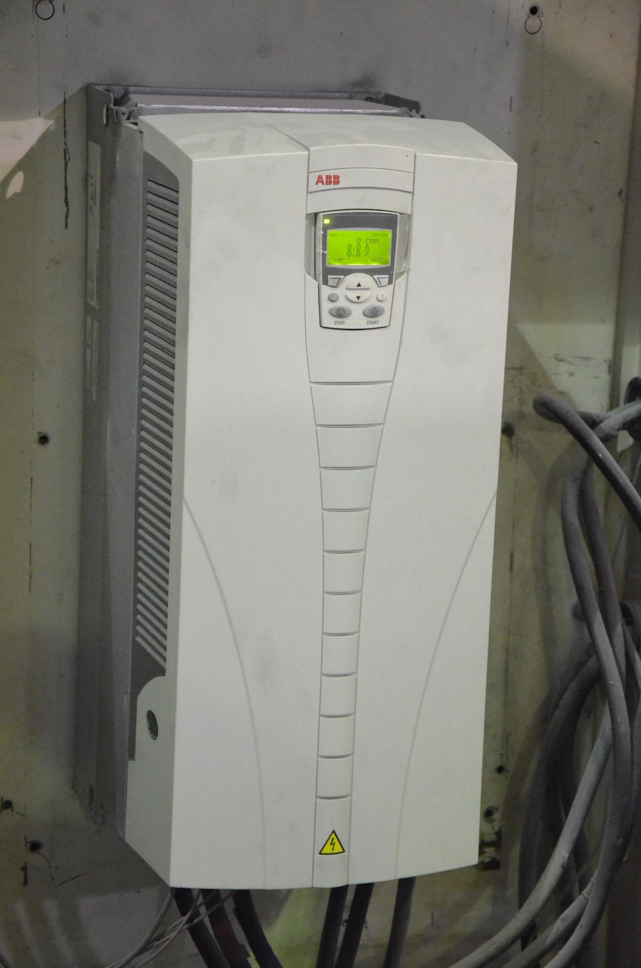 ABB (2016) ACS550-U1-157A-4 VARIABLE FREQUENCY DRIVE WITH DIGITAL CONTROLS, 125HP/380-480V/3PH/48- - Image 2 of 4