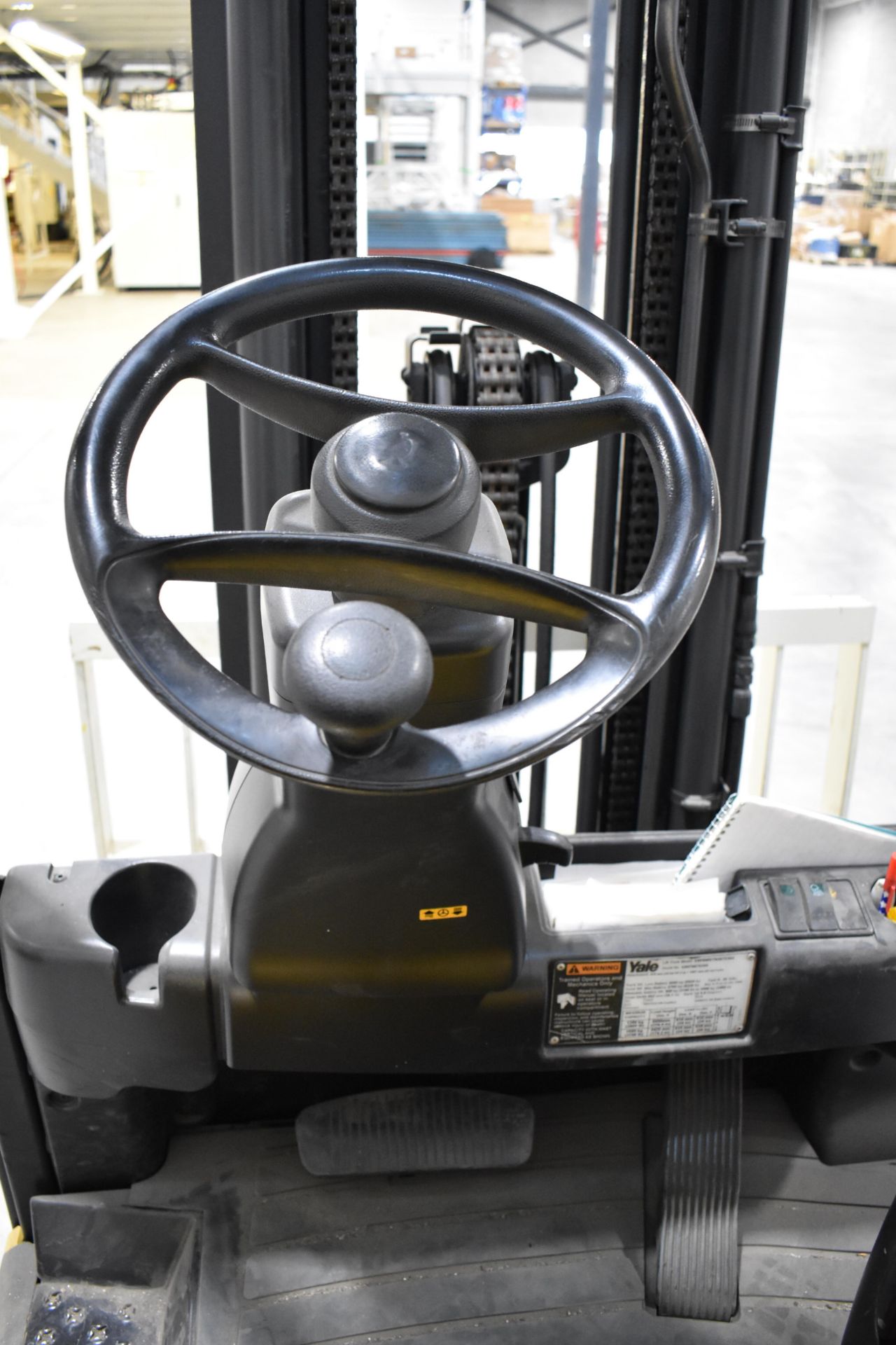 YALE (2015) ERP040VTN36TE094 36V ELECTRIC COUNTERBALANCE FORKLIFT WITH 3,700 LB CAPACITY, 3-STAGE - Image 5 of 10