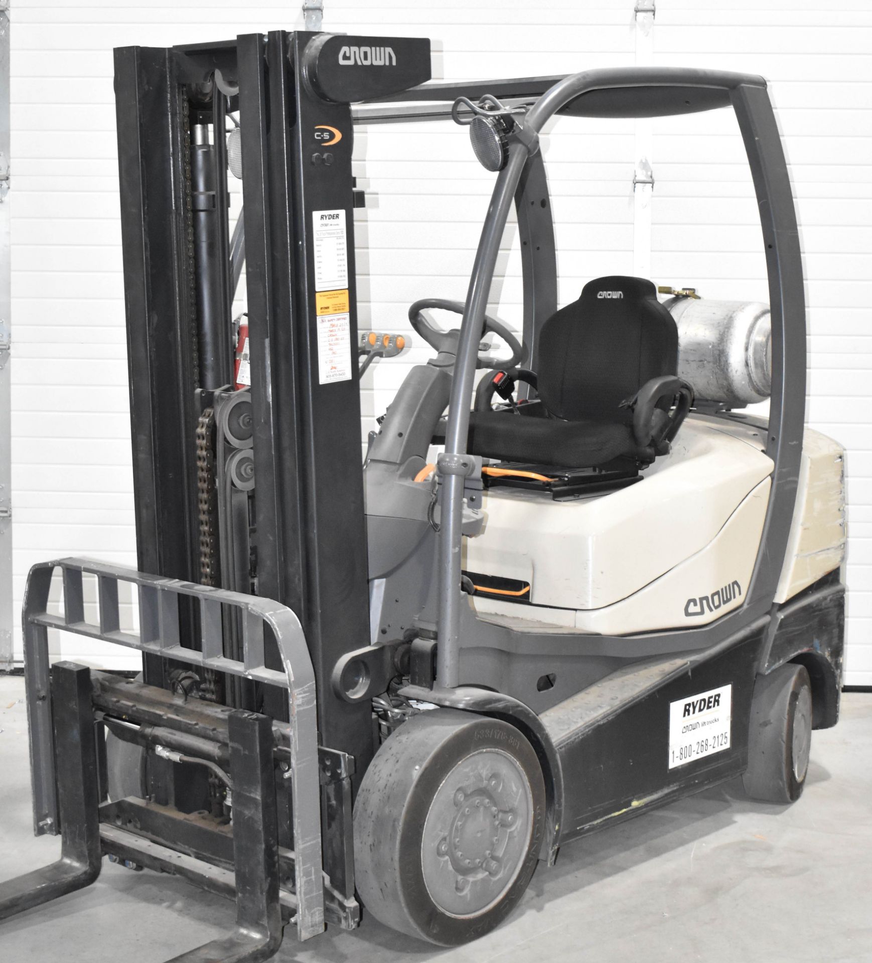 CROWN (2016) C-5 1000-50 LPG COUNTERBALANCE FORKLIFT WITH 4,600 LB CAPACITY, 3-STAGE MAST, 188" MAX - Image 2 of 9