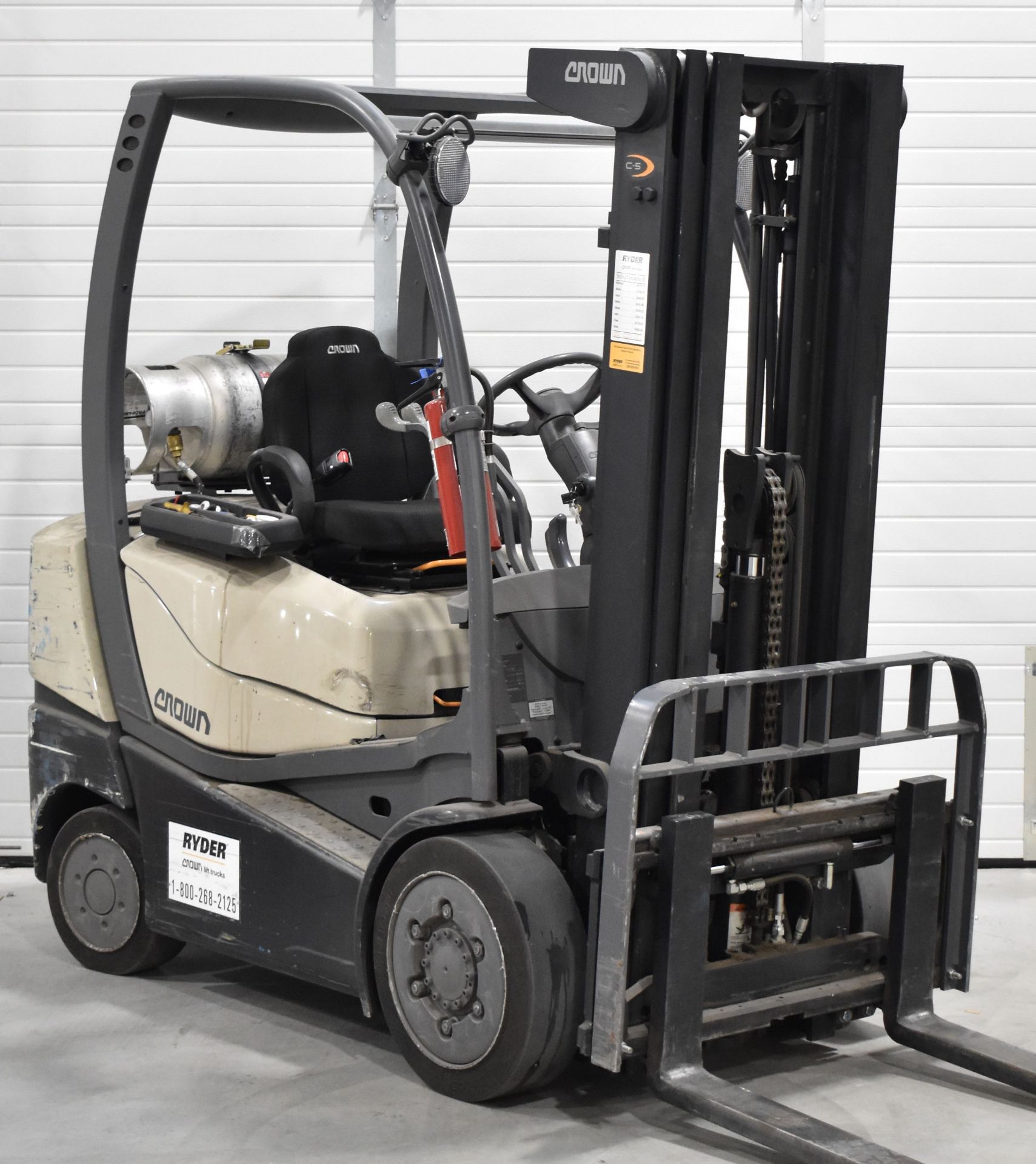 CROWN (2016) C-5 1000-50 LPG COUNTERBALANCE FORKLIFT WITH 4,600 LB CAPACITY, 3-STAGE MAST, 188" MAX - Image 4 of 9