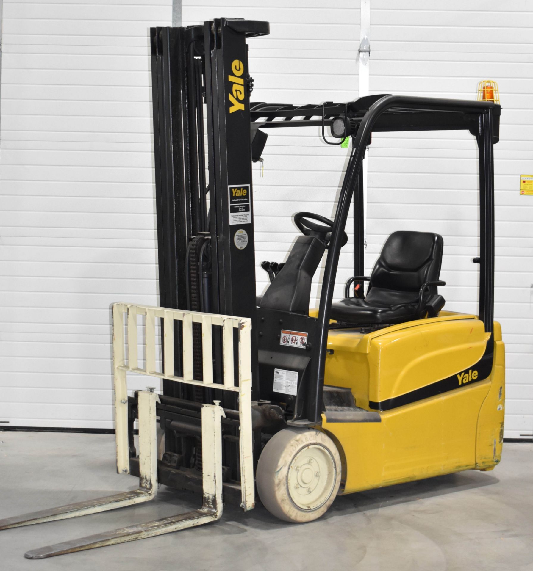 YALE (2015) ERP040VTN36TE094 36V ELECTRIC COUNTERBALANCE FORKLIFT WITH 3,700 LB CAPACITY, 3-STAGE