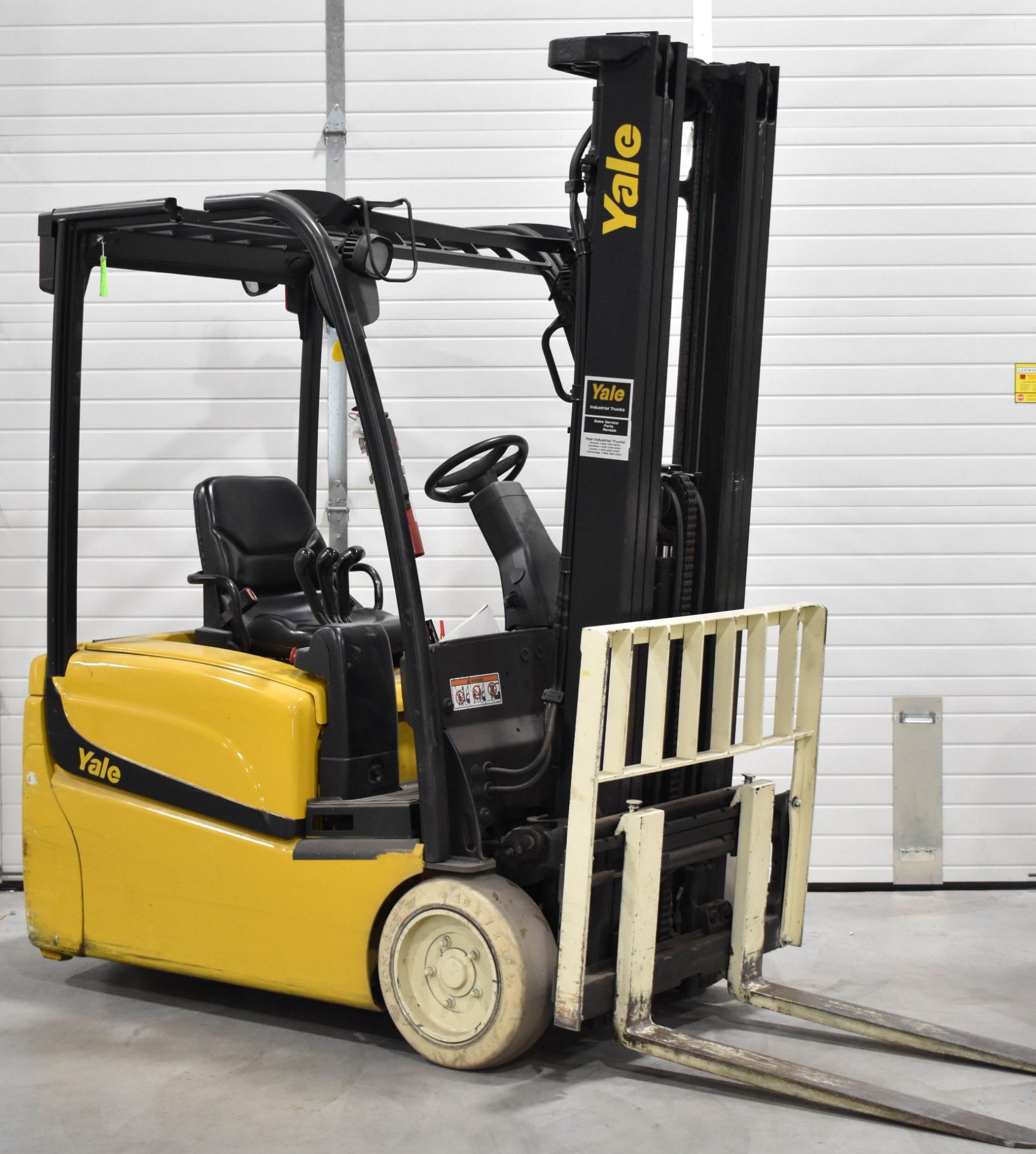 YALE (2015) ERP040VTN36TE094 36V ELECTRIC COUNTERBALANCE FORKLIFT WITH 3,700 LB CAPACITY, 3-STAGE - Image 3 of 10