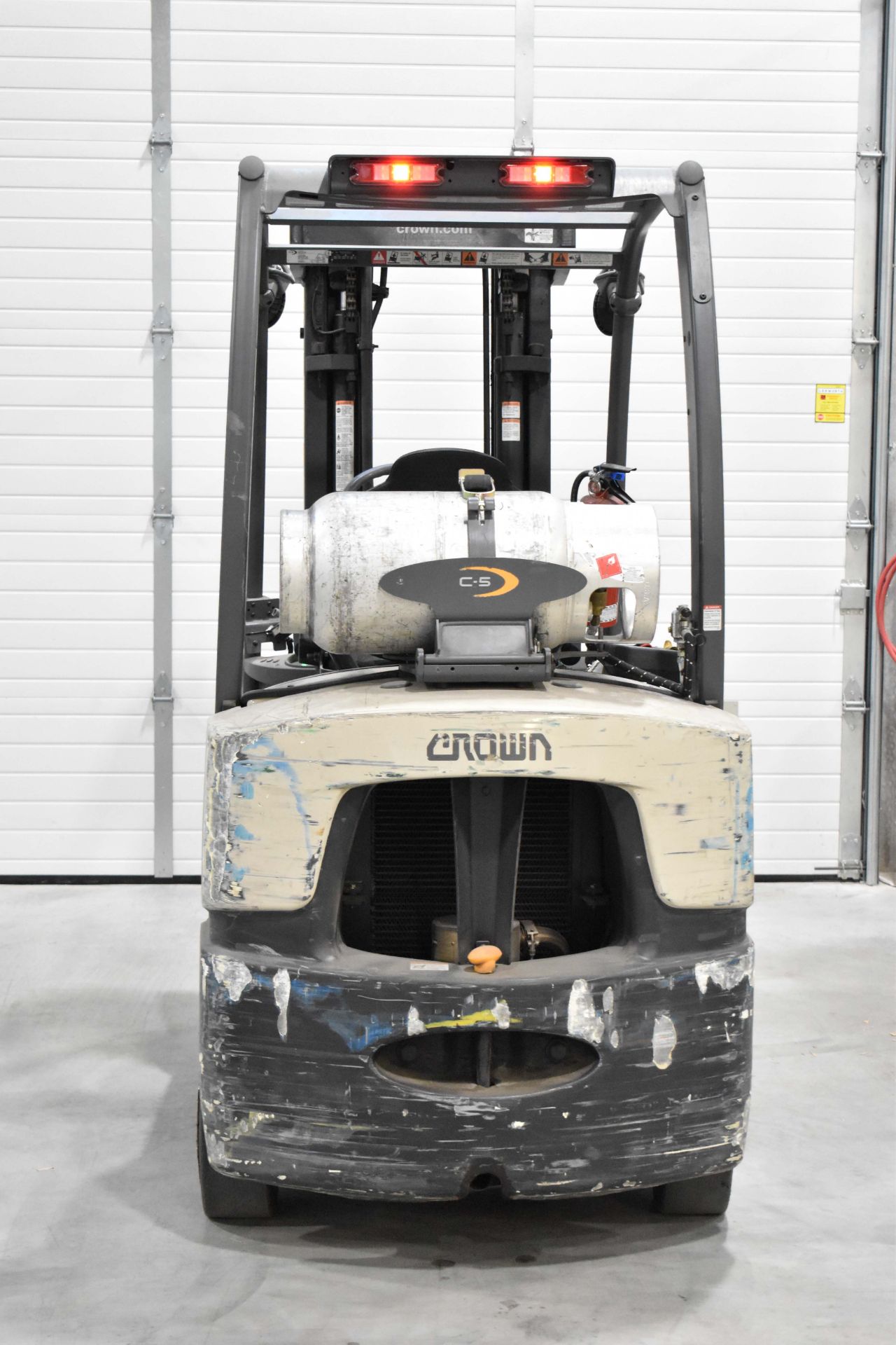 CROWN (2016) C-5 1000-50 LPG COUNTERBALANCE FORKLIFT WITH 4,600 LB CAPACITY, 3-STAGE MAST, 188" MAX - Image 3 of 9