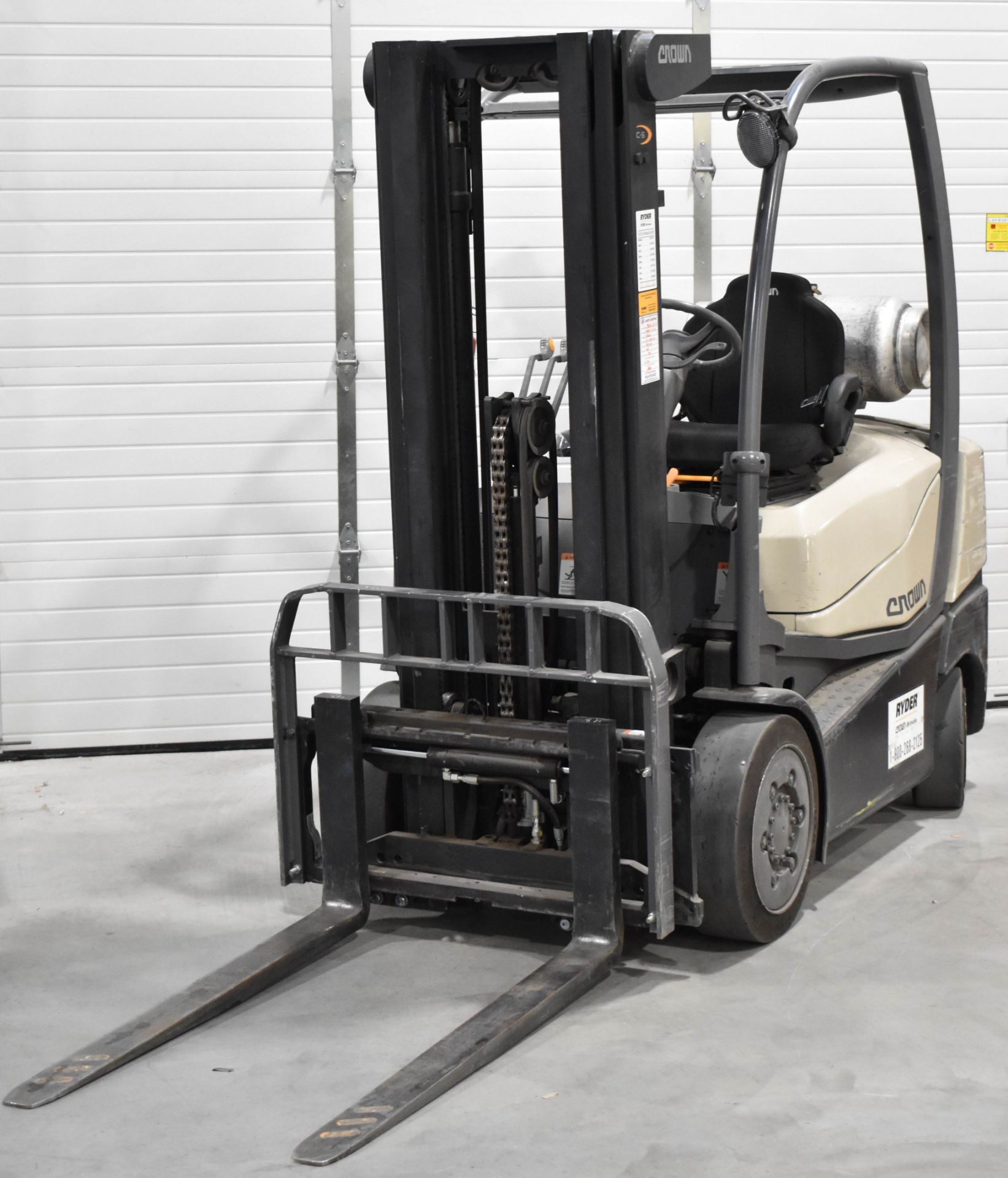 CROWN (2016) C-5 1000-50 LPG COUNTERBALANCE FORKLIFT WITH 4,600 LB CAPACITY, 3-STAGE MAST, 188" MAX