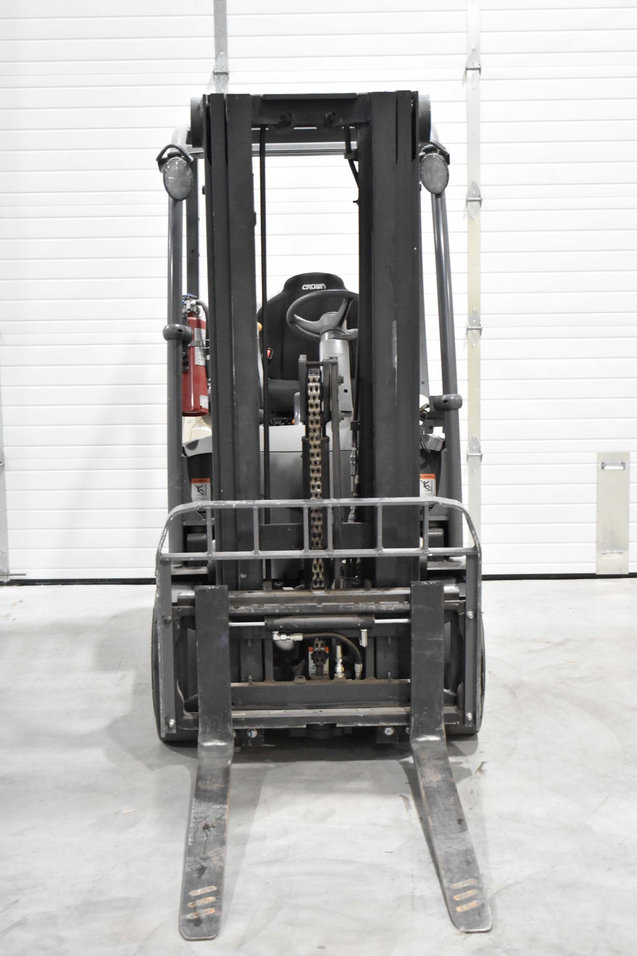 CROWN (2016) C-5 1000-50 LPG COUNTERBALANCE FORKLIFT WITH 4,600 LB CAPACITY, 3-STAGE MAST, 188" MAX - Image 5 of 9