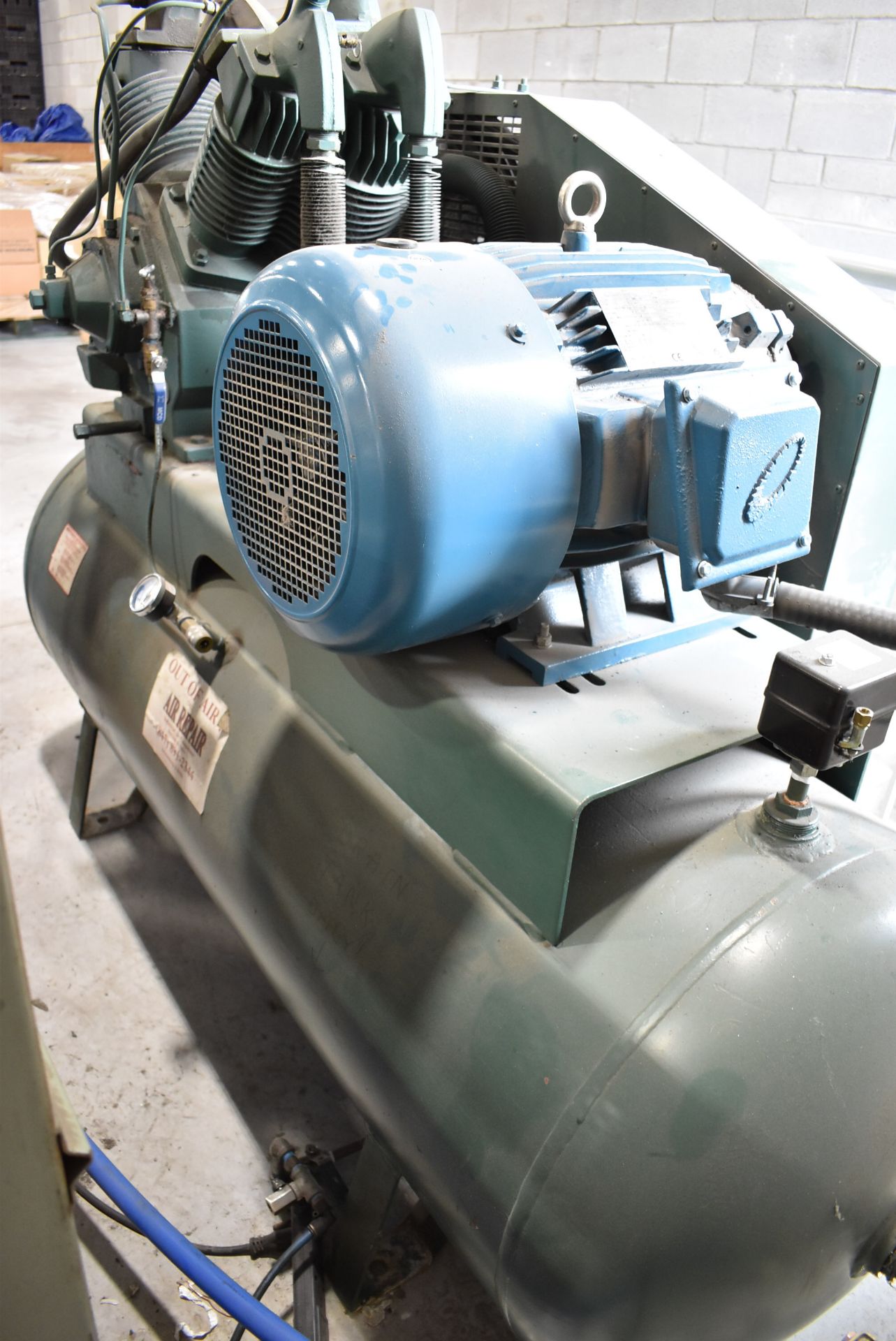 MFG. UNKNOWN 25 HP AIR COMPRESSOR WITH 200 PSI MAX OPERATING PRESSURE, S/N 6896978 (CI) (DELAYED - Image 3 of 4