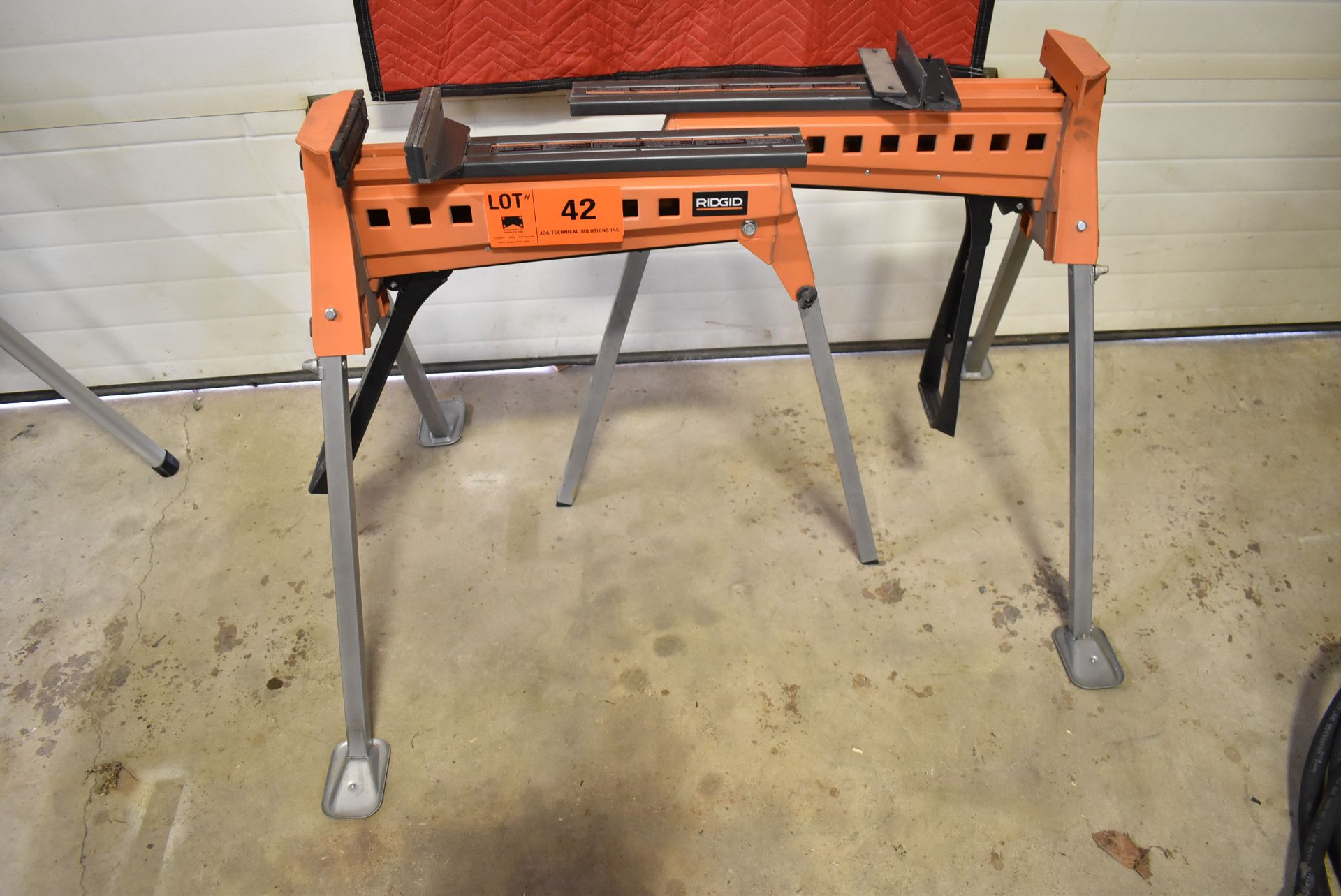 LOT/ (2) RIDGID AC9955 CLAMPING STANDS WITH 220 LBS CAPACITY