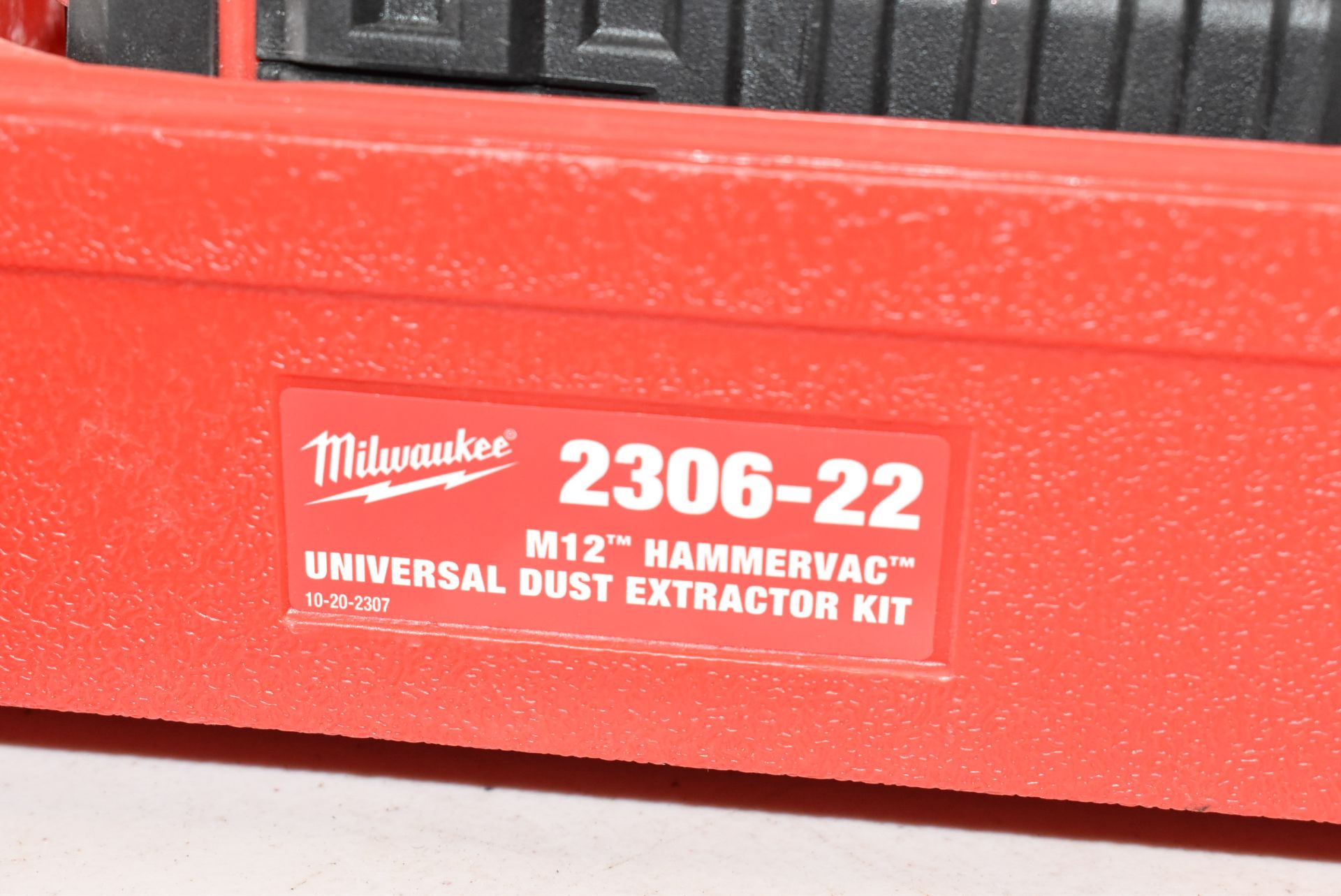 MILWAUKEE M12 12V HAMMERVAC UNIVERSAL DUST EXTRACTOR KIT WITH BATTERY AND CHARGER, S/N N/A - Image 4 of 4