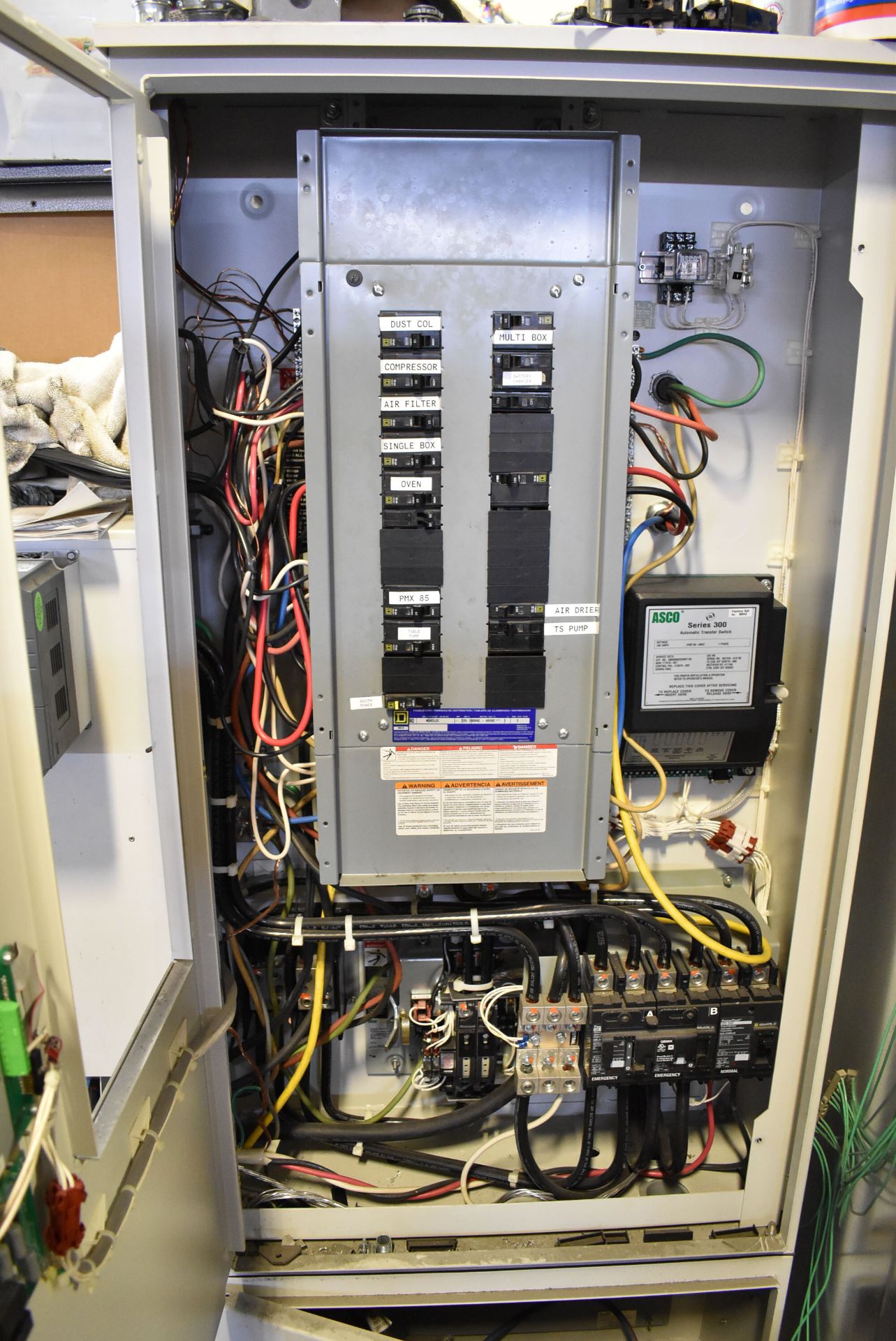 SQUARE D 200 AMP POWER PANEL WITH EMERSON ASCO SERIES 300 AUTOMATIC POWER TRANSFER SWITCH AND DUAL - Image 8 of 14