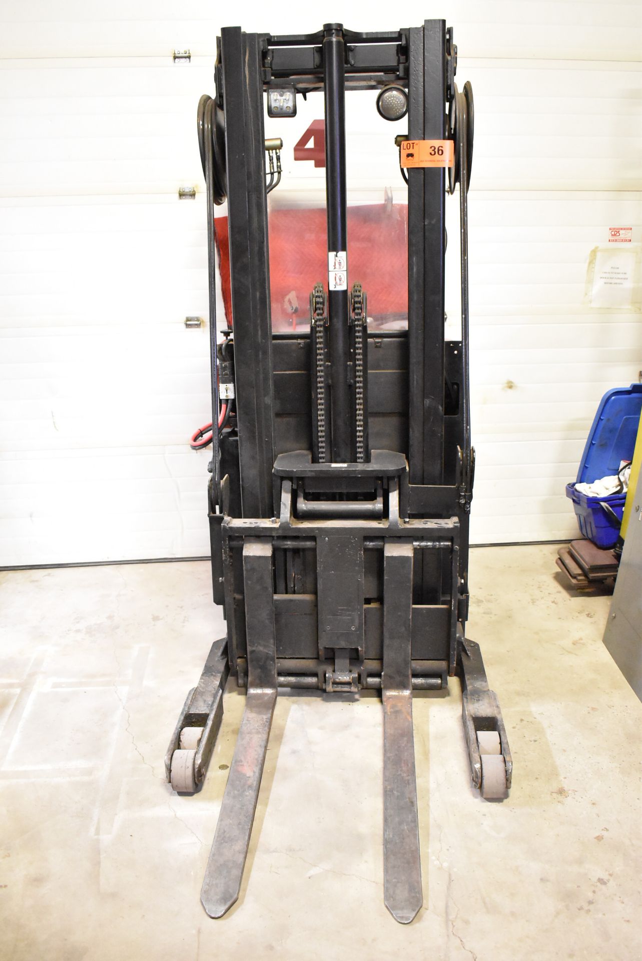 RAYMOND 20-R30TT 24V ELECTRIC REACH TRUCK WITH 3,000 LBS CAPACITY, 195" MAX VERTICAL REACH, 1,173 - Image 2 of 7