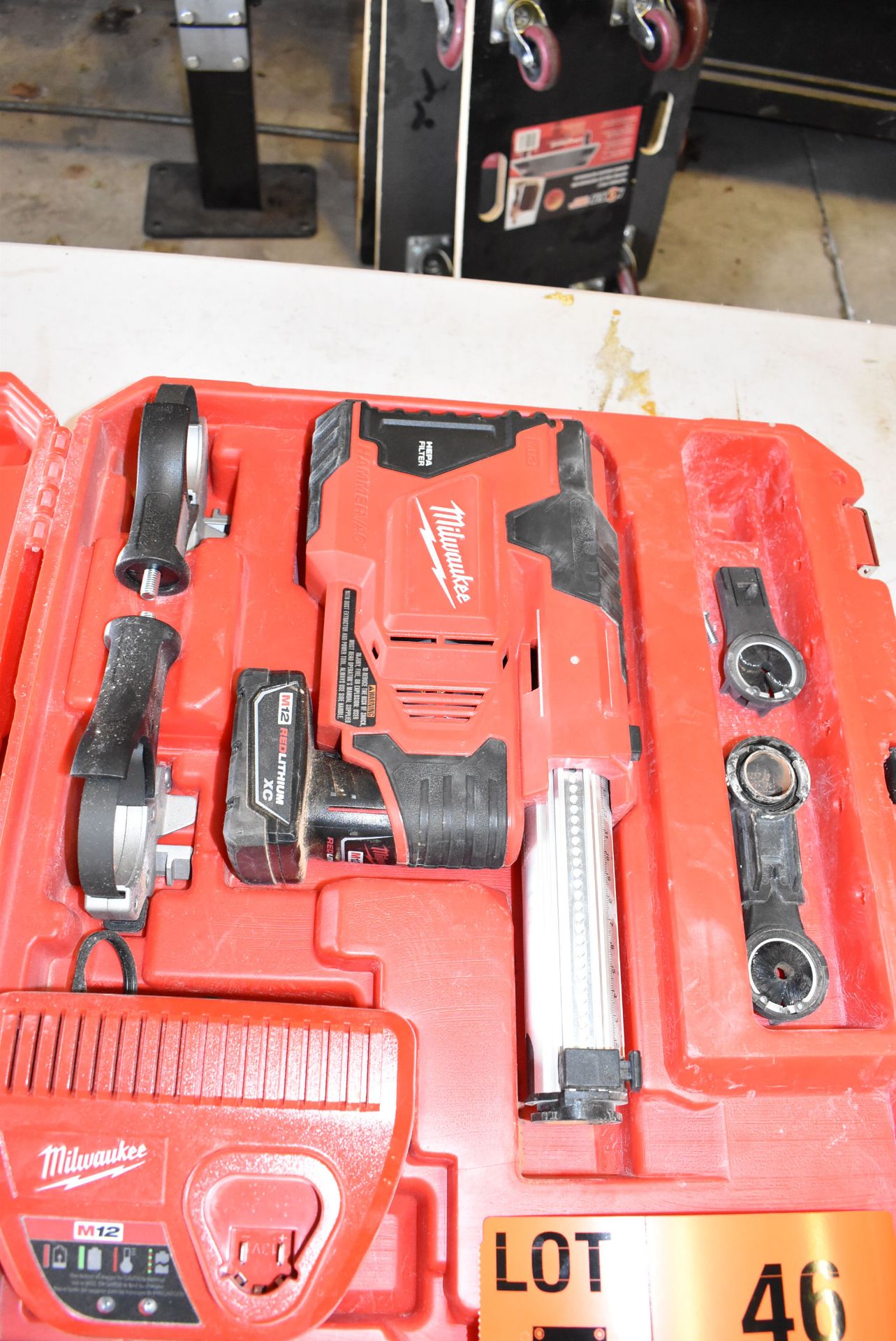 MILWAUKEE M12 12V HAMMERVAC UNIVERSAL DUST EXTRACTOR KIT WITH BATTERY AND CHARGER, S/N N/A - Image 3 of 4