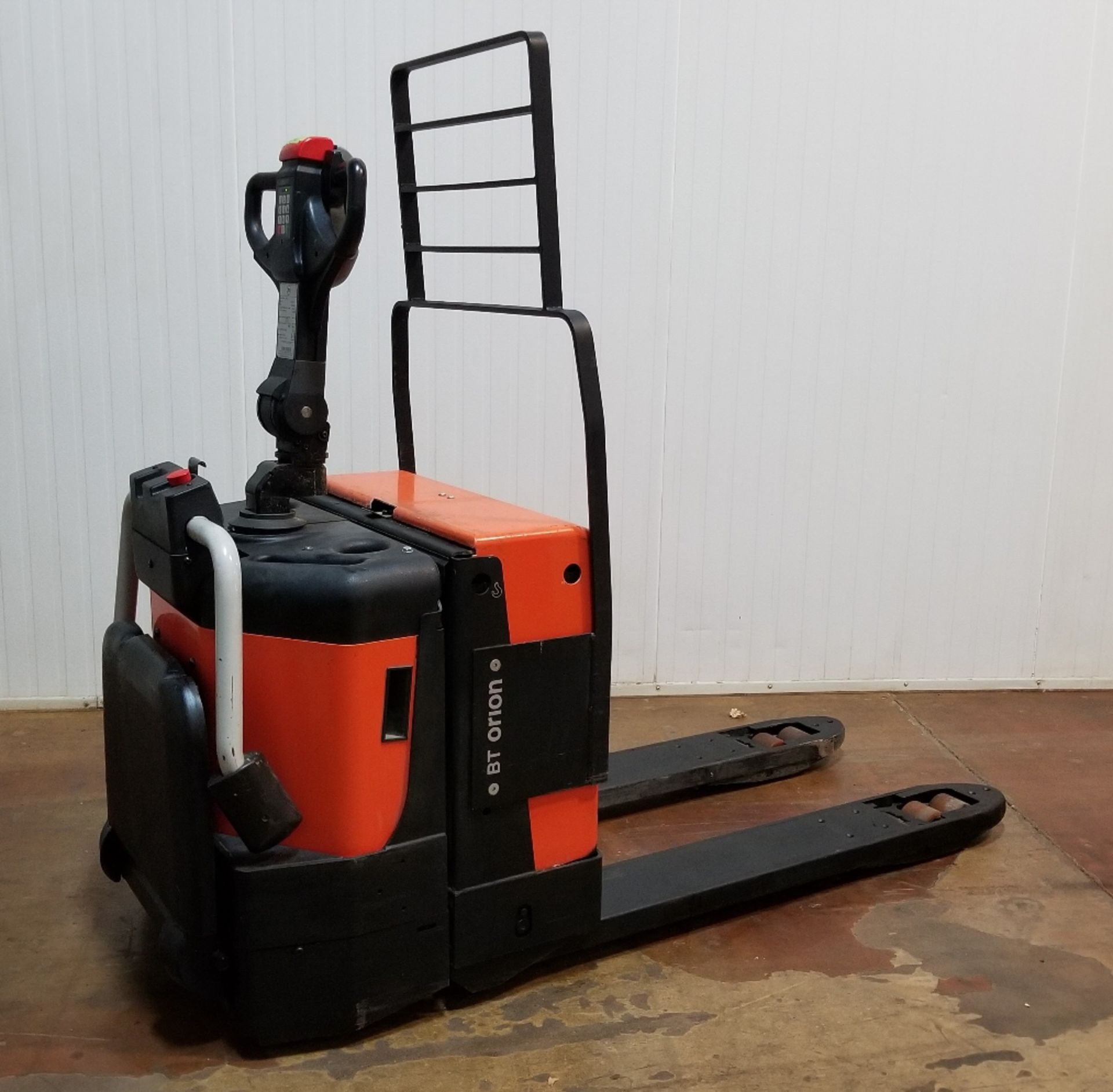 BT (2010) LPE200 4,400 LB. CAPACITY 24V RIDE-ON ELECTRIC PALLET TRUCK
