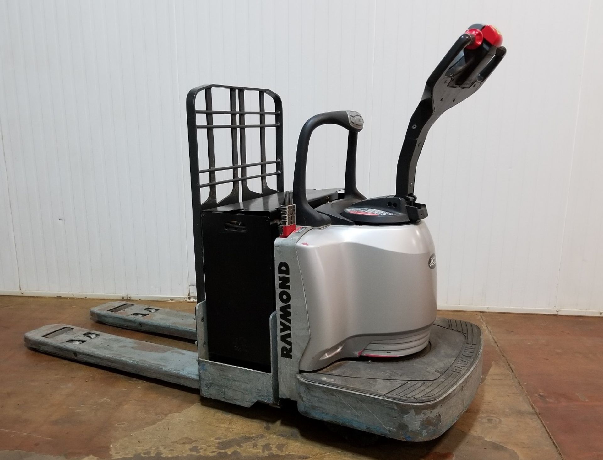 RAYMOND (2016) 8410 6,000 LB. CAPACITY 24V RIDE-ON ELECTRIC PALLET TRUCK WITH 4,620 KEY HOURS ( - Image 2 of 2