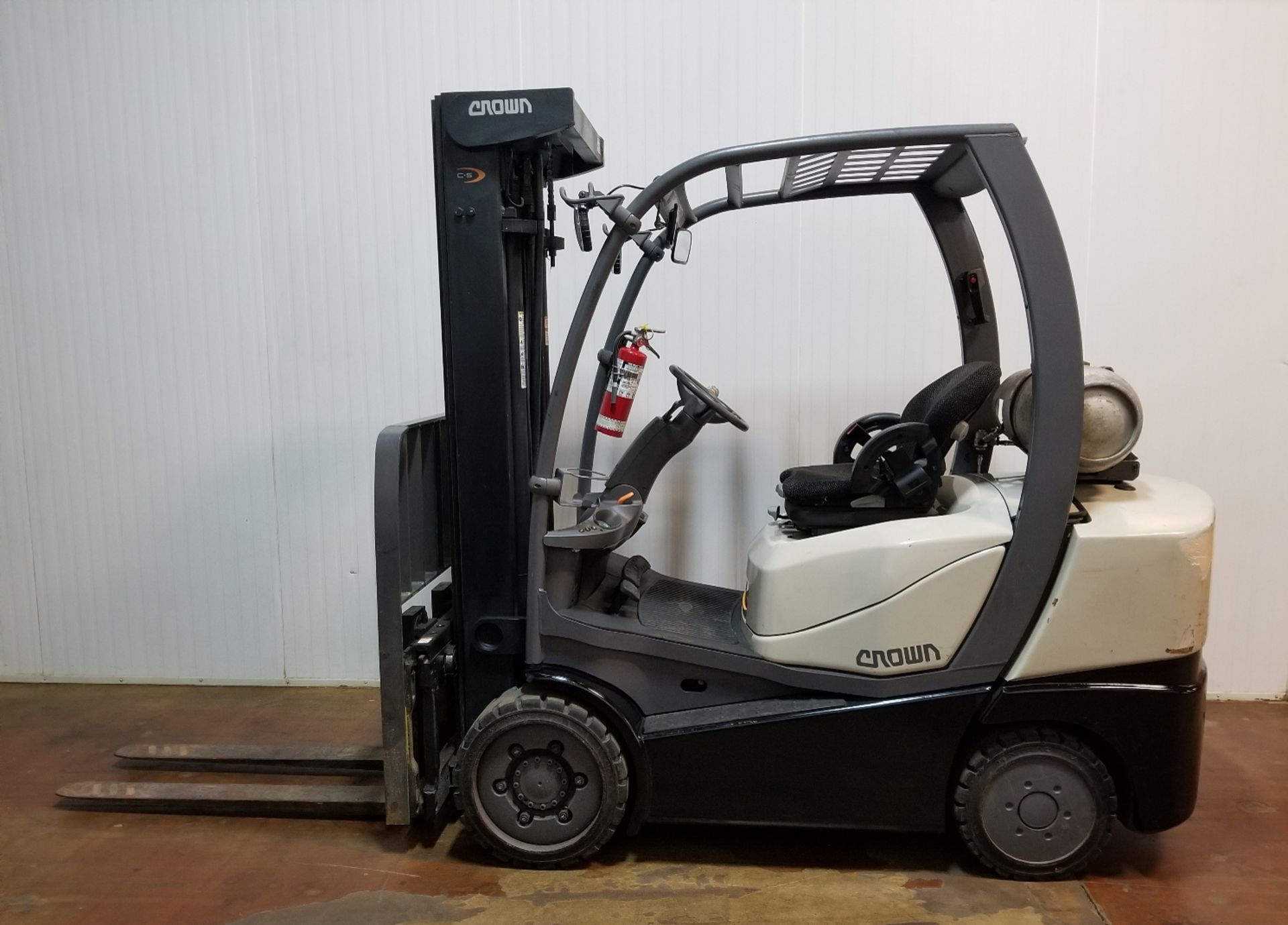 CROWN (2017) C51000-60 6,000 LB. CAPACITY LPG FORKLIFT WITH 198" MAX. LIFT HEIGHT, 3-STAGE MAST, - Image 2 of 2