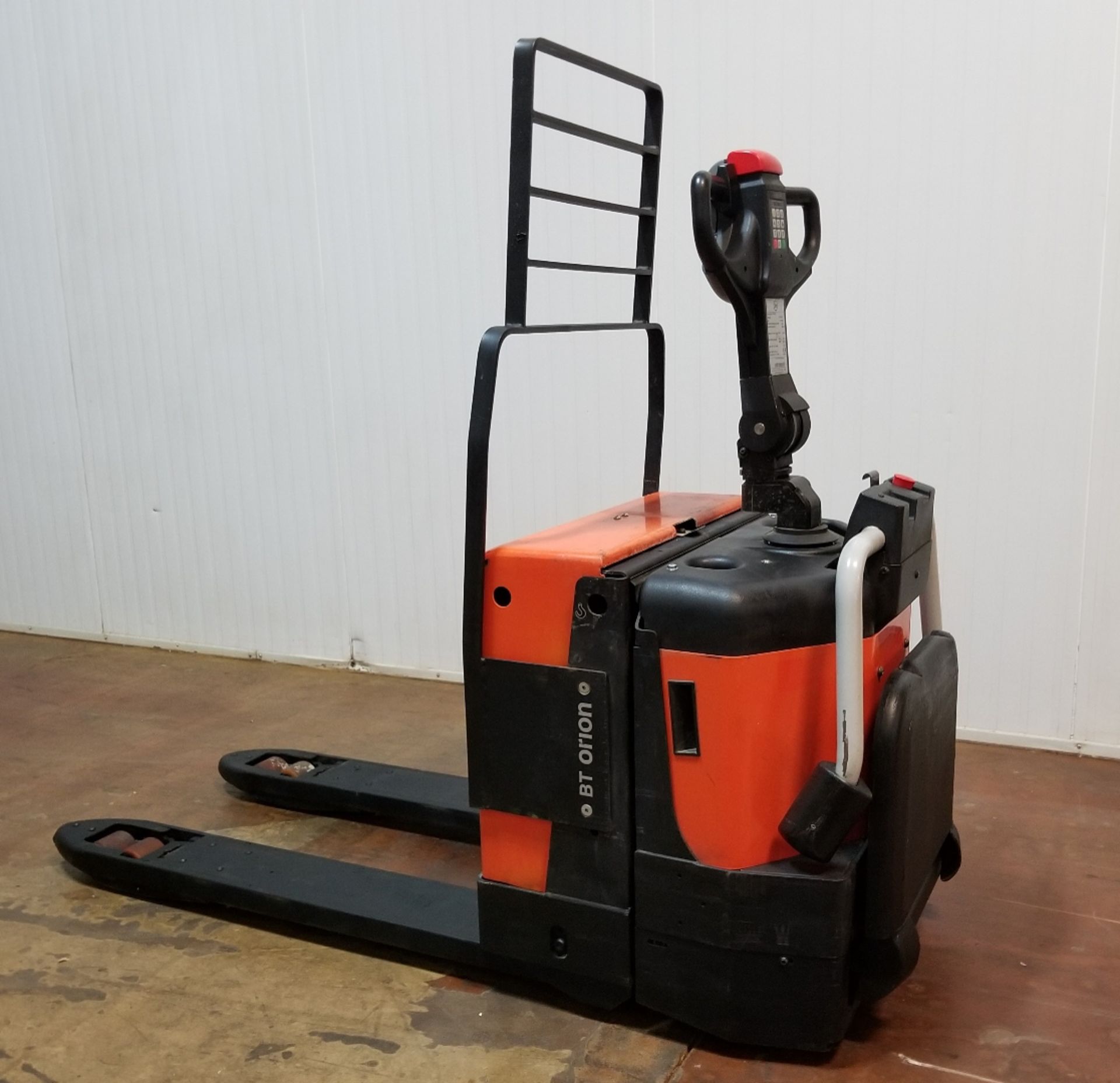 BT (2010) LPE200 4,400 LB. CAPACITY 24V RIDE-ON ELECTRIC PALLET TRUCK - Image 2 of 2