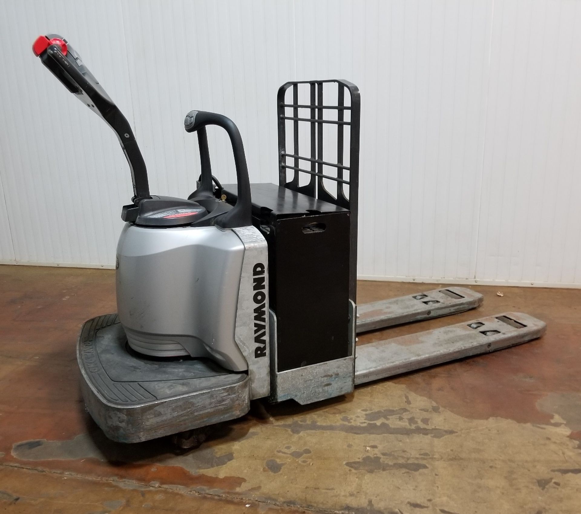 RAYMOND (2016) 8410 6,000 LB. CAPACITY 24V RIDE-ON ELECTRIC PALLET TRUCK WITH 4,620 KEY HOURS (