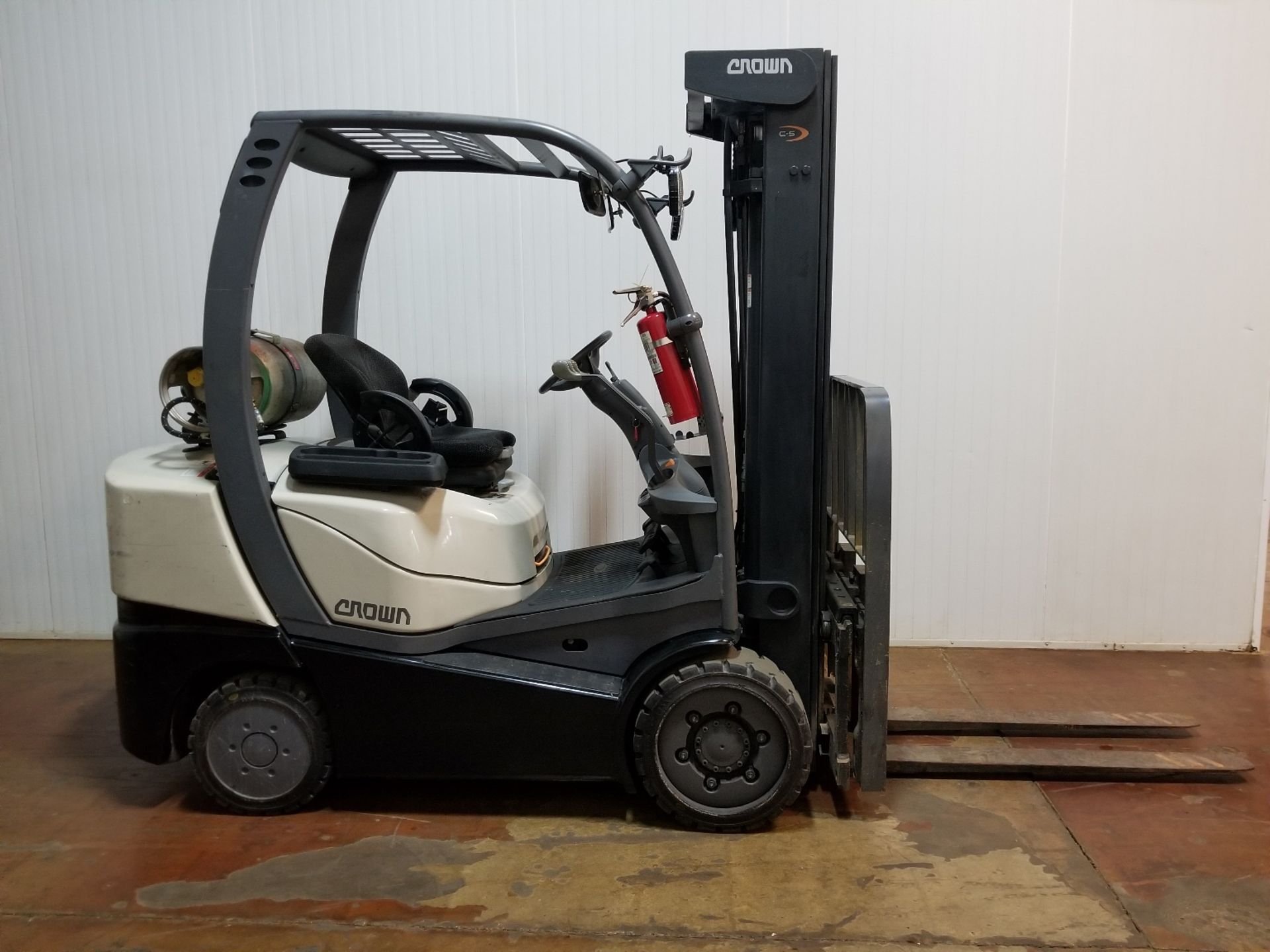 CROWN (2017) C51000-60 6,000 LB. CAPACITY LPG FORKLIFT WITH 198" MAX. LIFT HEIGHT, 3-STAGE MAST,