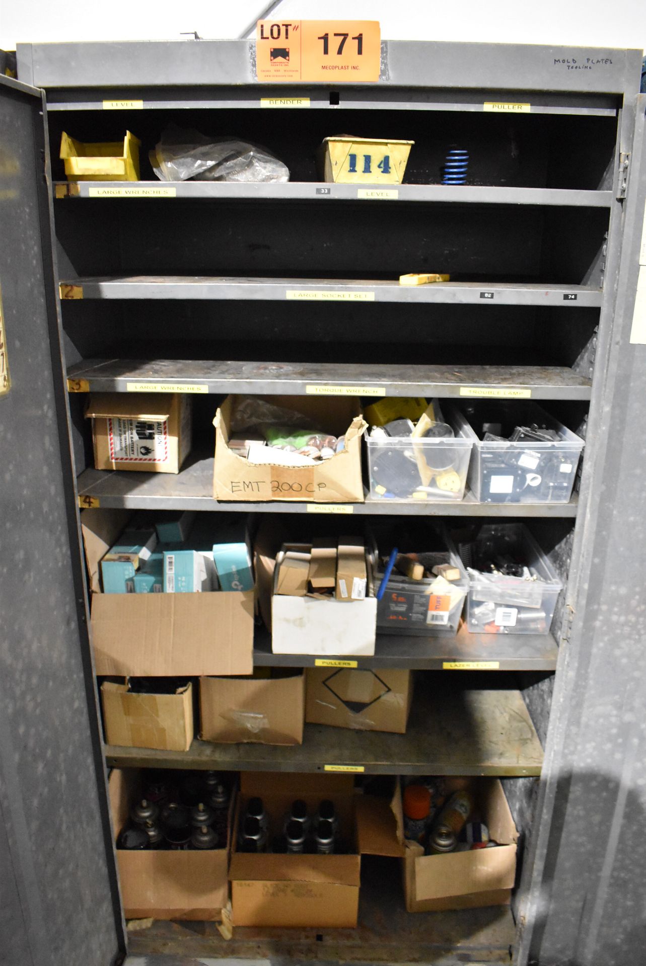 LOT/ 2-DOOR CABINET WITH CONTENTS CONSISTING OF SUPPLIES AND HARDWARE