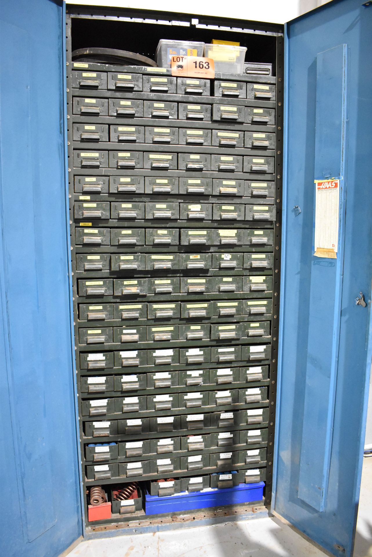 LOT/ 2-DOOR CABINET WITH CONTENTS CONSISTING OF HARDWARE