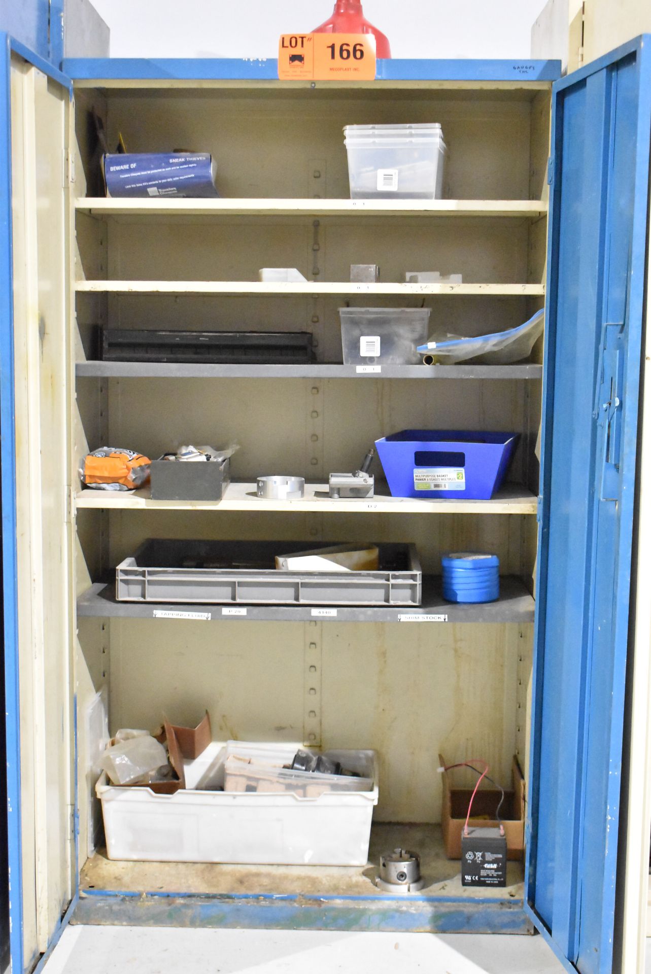 LOT/ 2-DOOR CABINET WITH CONTENTS CONSISTING OF SUPPLIES AND HARDWARE