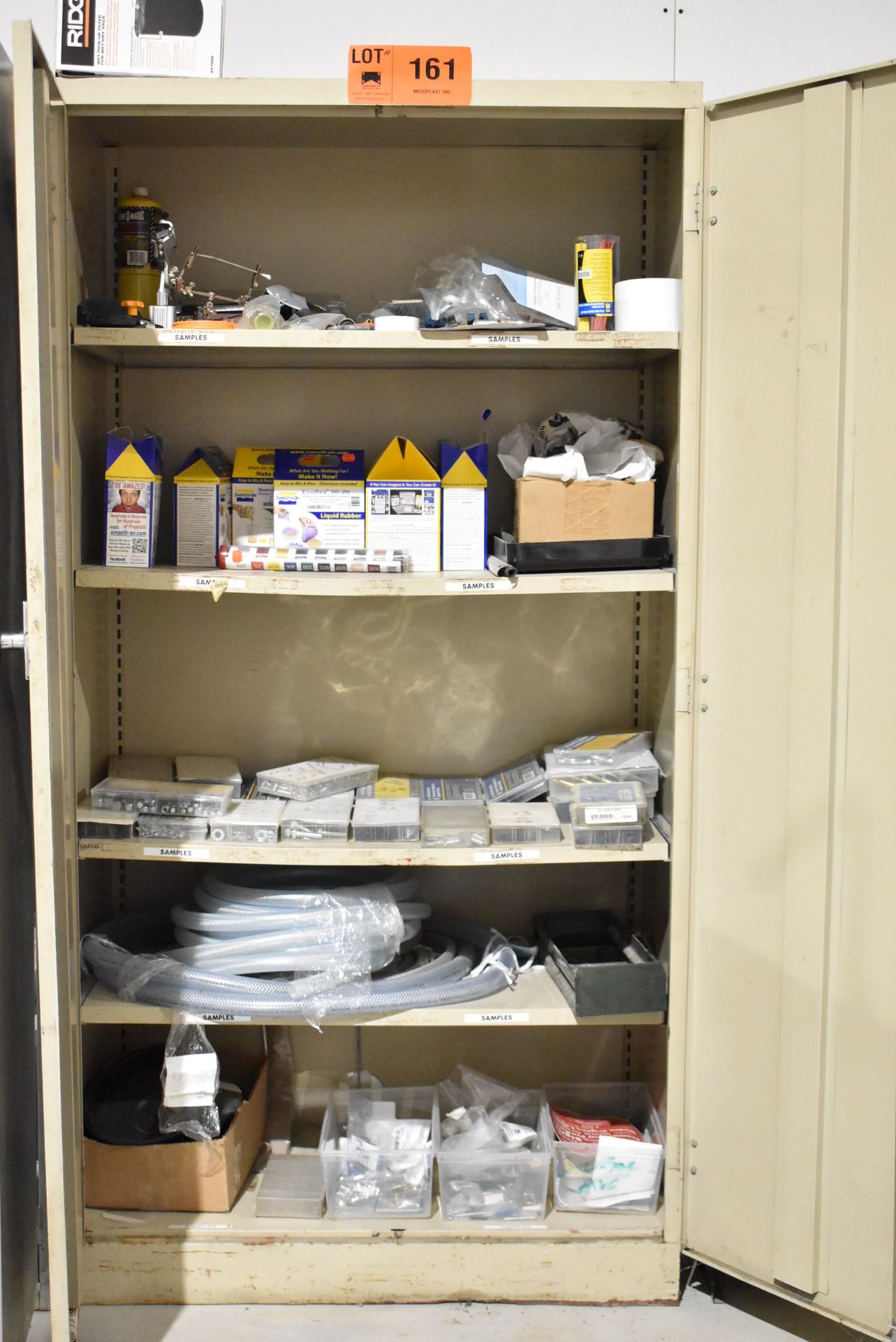 LOT/ 2-DOOR CABINET WITH CONTENTS CONSISTING OF SUPPLIES AND HARDWARE