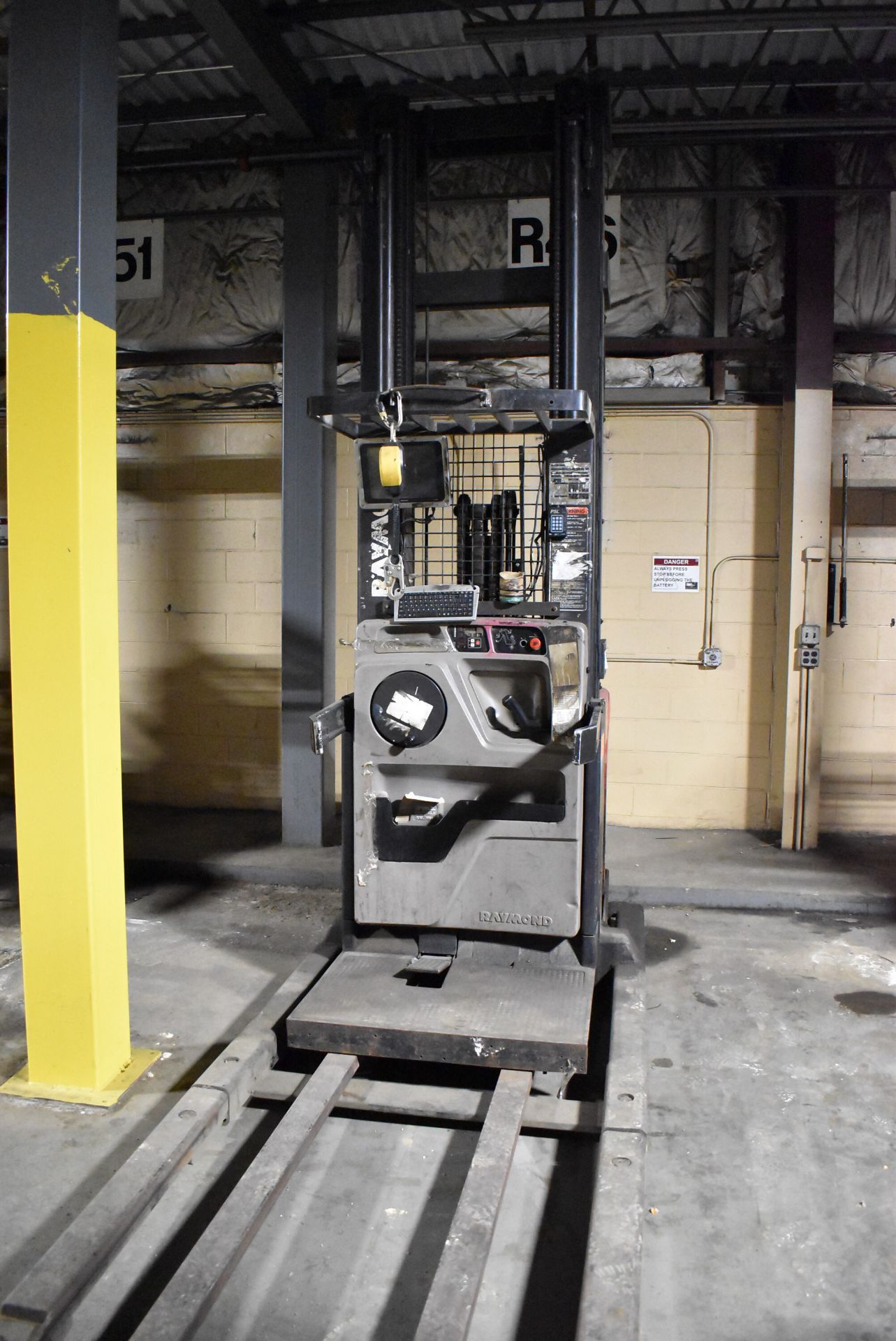 RAYMOND EASI-OPC30TT 1,600 LB. CAPACITY 24V ELECTRIC ORDER PICKER WITH 330" MAX. LIFT HEIGHT, 3- - Image 2 of 10