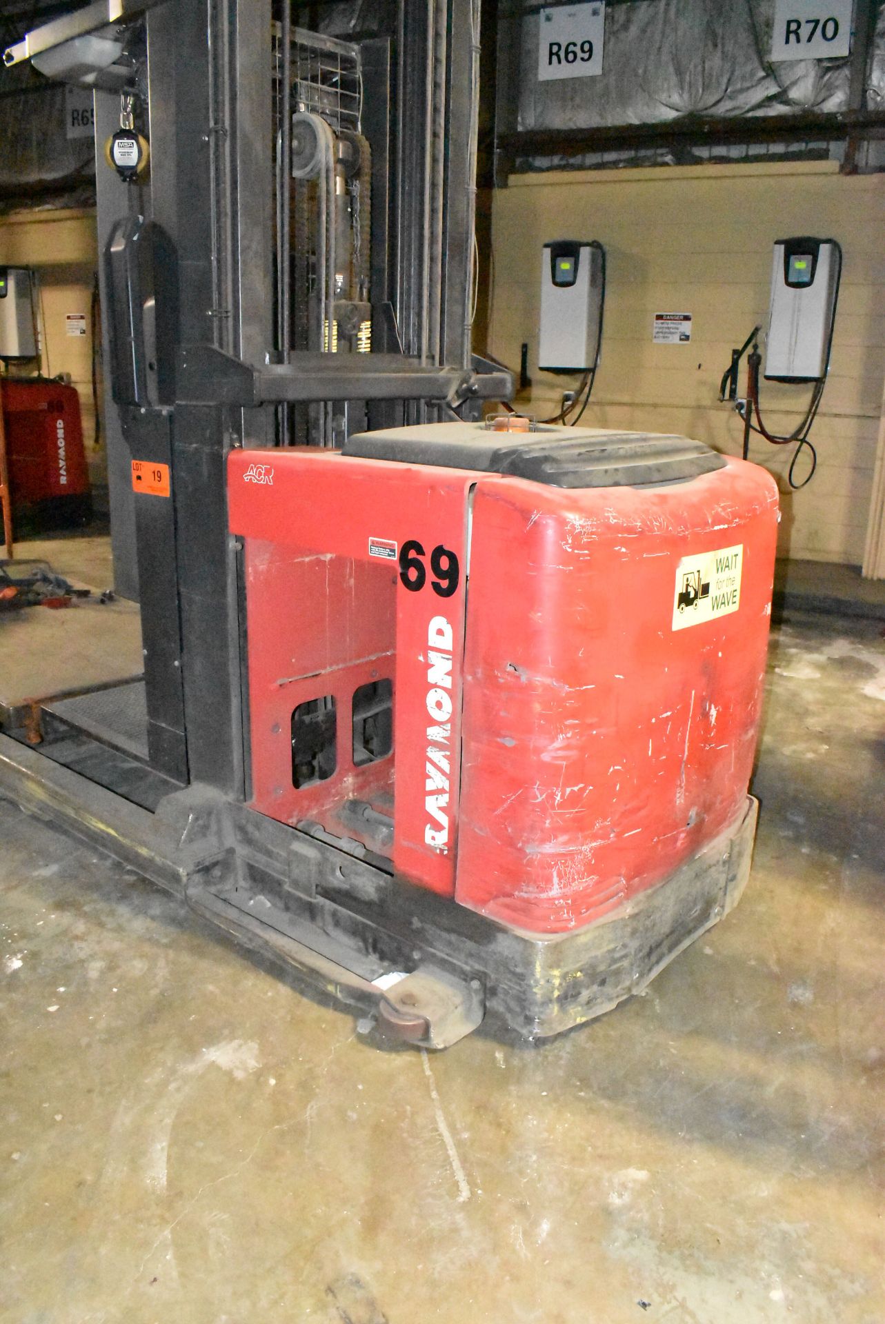 RAYMOND (2014) 560-OPC30TT 1,700 LB. CAPACITY 36V ELECTRIC ORDER PICKER WITH 330" MAX. LIFT - Image 3 of 7