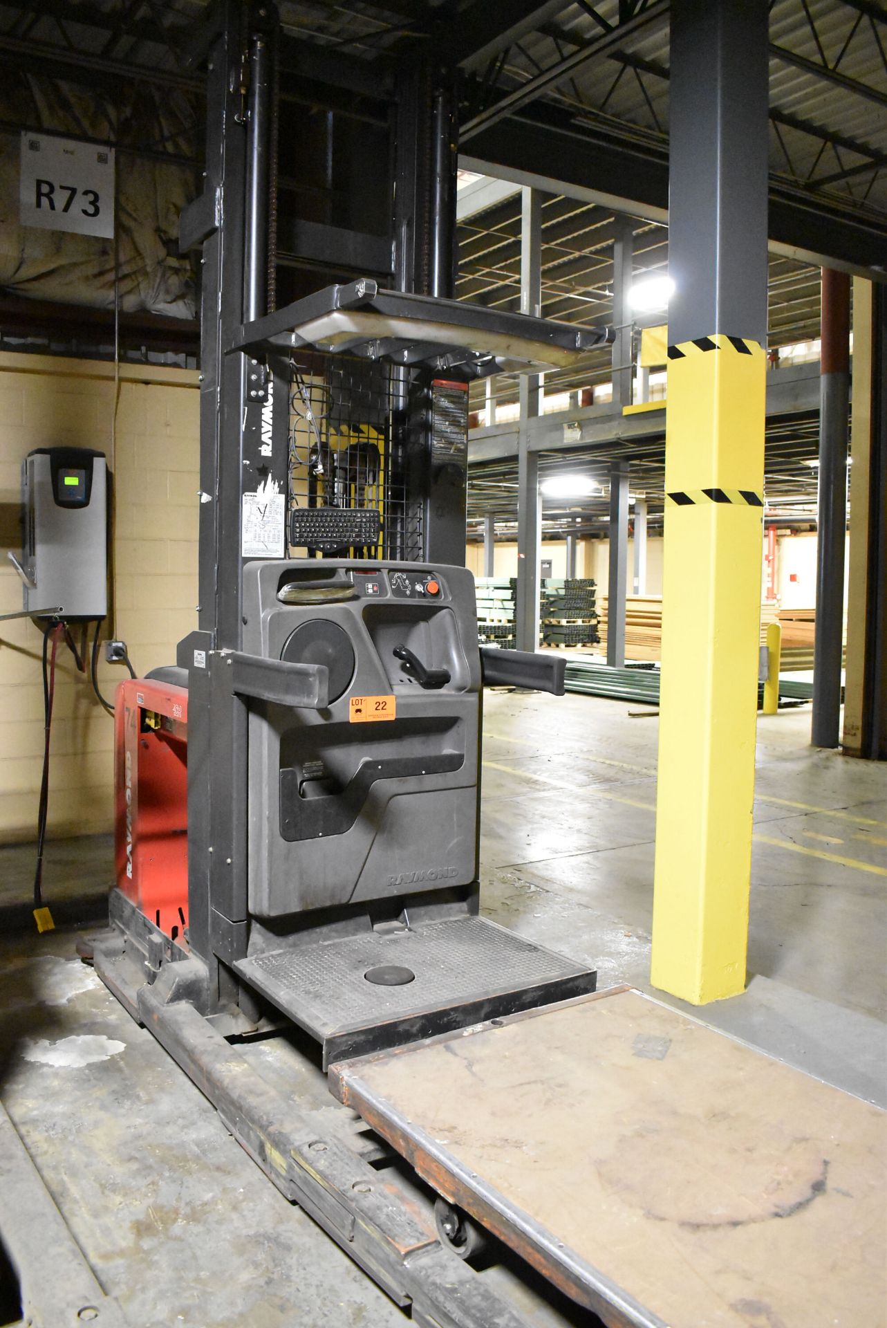 RAYMOND (2015) 560-OPC30TT 1,700 LB. CAPACITY 36V ELECTRIC ORDER PICKER WITH 330" MAX. LIFT