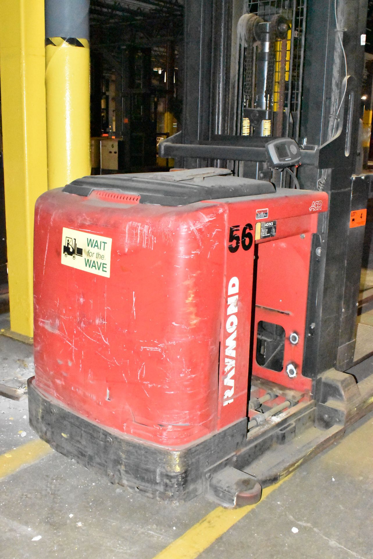 RAYMOND (2014) 560-OPC30TT 1,700 LB. CAPACITY 36V ELECTRIC ORDER PICKER WITH 330" MAX. LIFT - Image 4 of 8