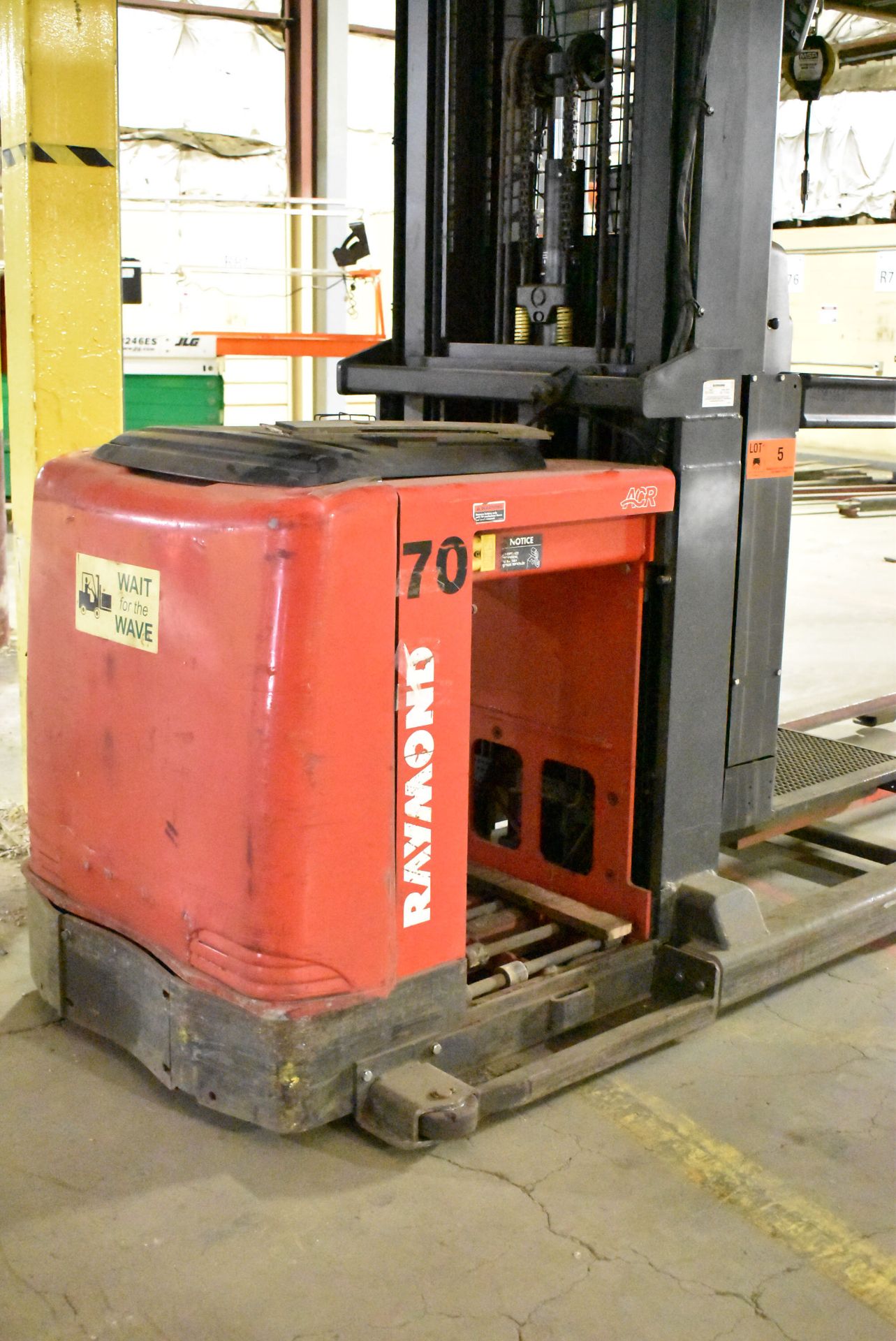 RAYMOND (2014) 560-OPC30TT 1,700 LB. CAPACITY 36V ELECTRIC ORDER PICKER WITH 330" MAX. LIFT - Image 4 of 9