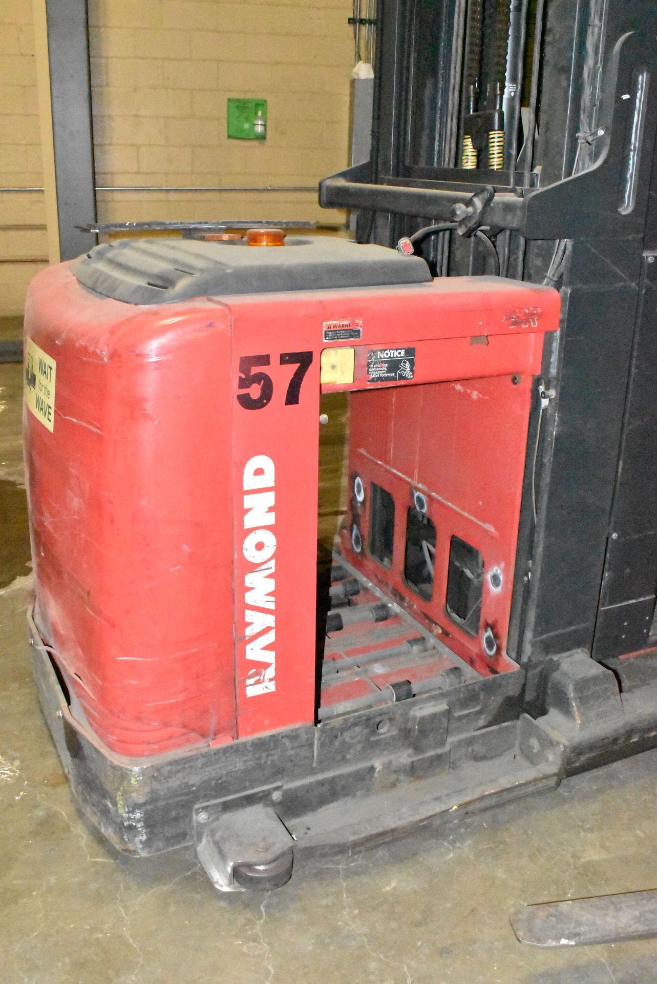 RAYMOND (2014) 560-OPC30TT 1,700 LB. CAPACITY 36V ELECTRIC ORDER PICKER WITH 330" MAX. LIFT - Image 4 of 8