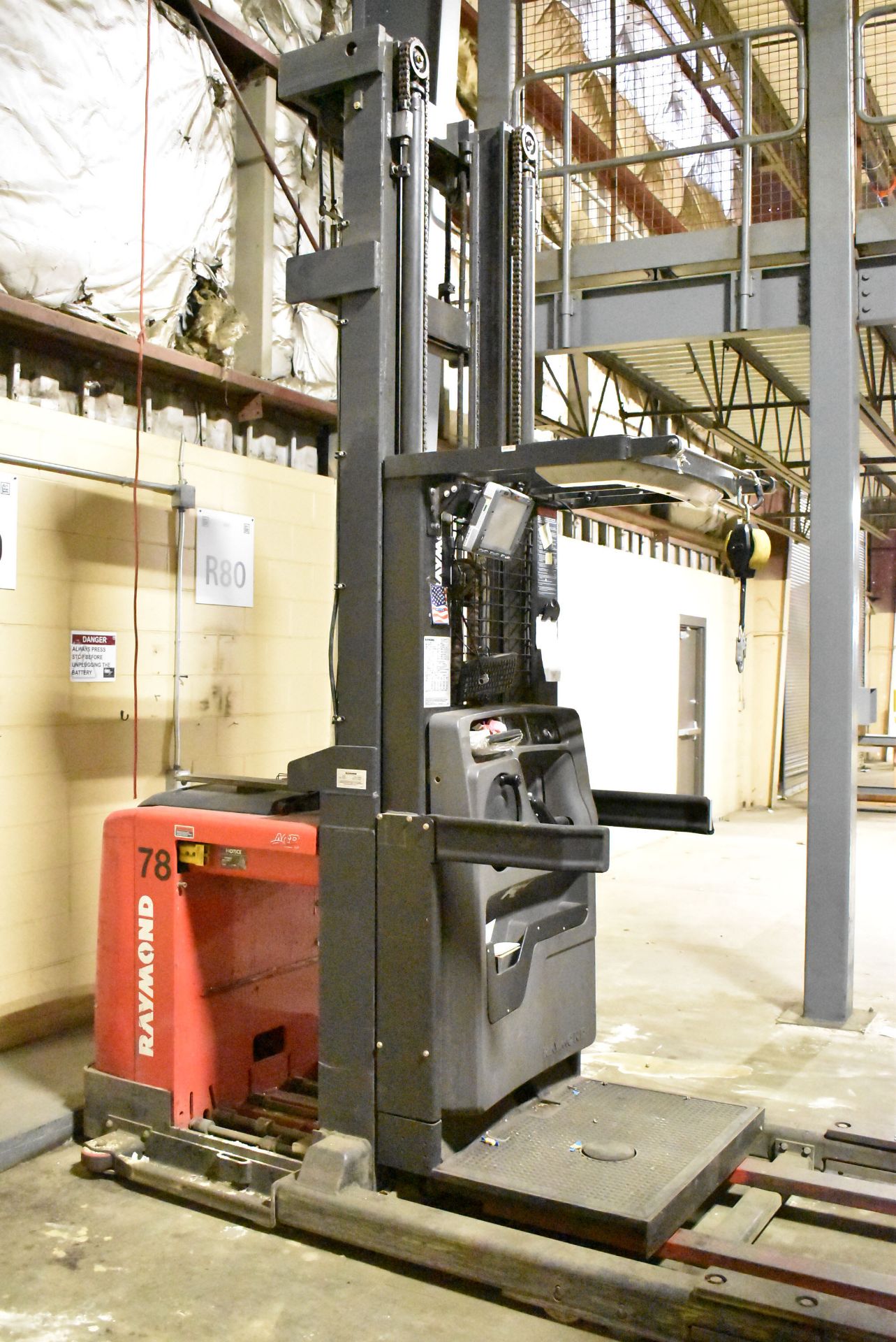 RAYMOND (2015) 560-OPC30TT 1,700 LB. CAPACITY 36V ELECTRIC ORDER PICKER WITH 330" MAX. LIFT - Image 2 of 9