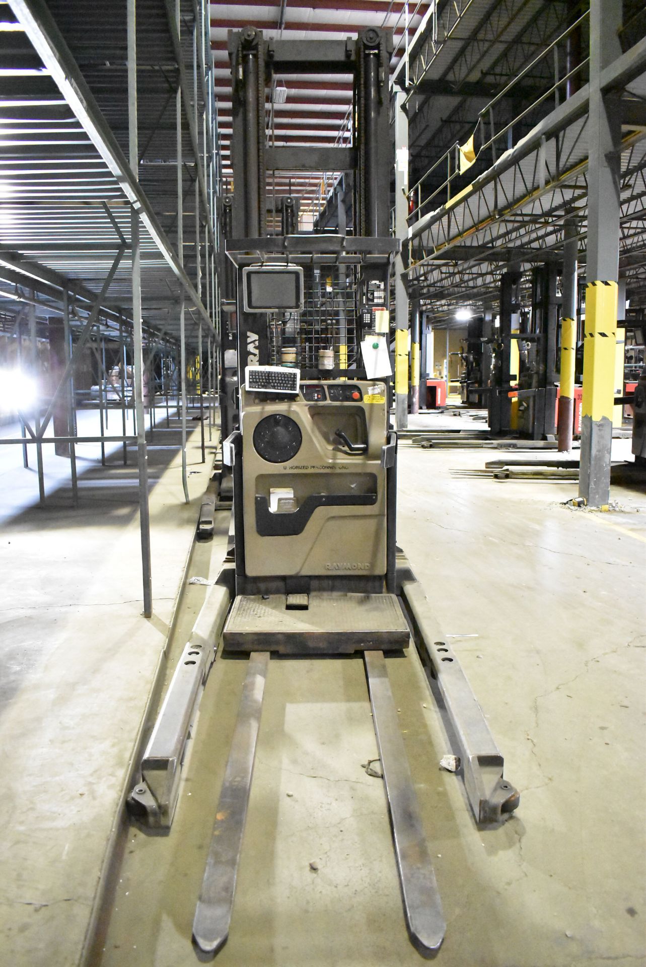 RAYMOND EASI-OPC30TT 1,600 LB. CAPACITY 24V ELECTRIC ORDER PICKER WITH 330" MAX. LIFT HEIGHT, 3- - Image 3 of 9