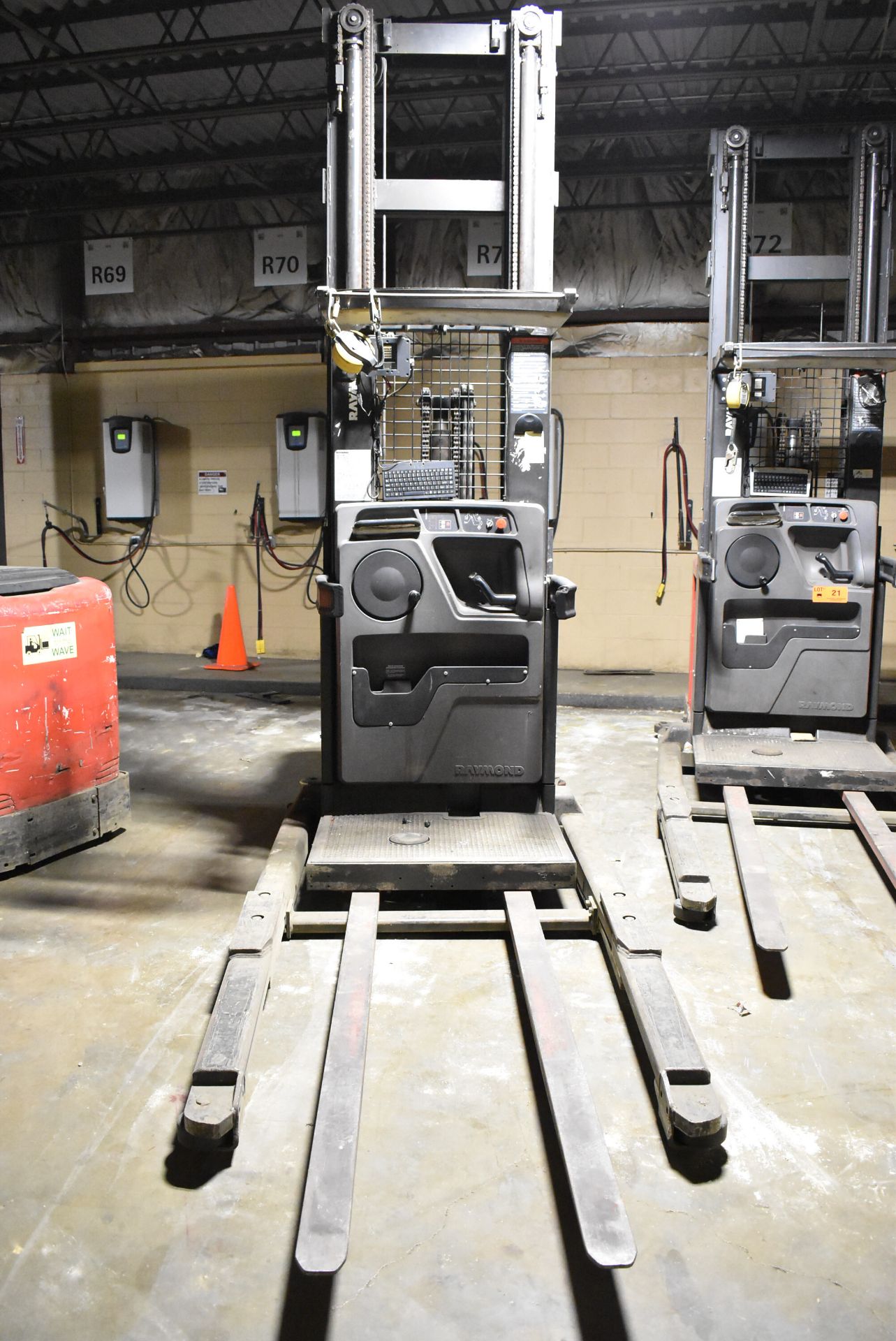 RAYMOND (2014) 560-OPC30TT 1,700 LB. CAPACITY 36V ELECTRIC ORDER PICKER WITH 330" MAX. LIFT - Image 3 of 8