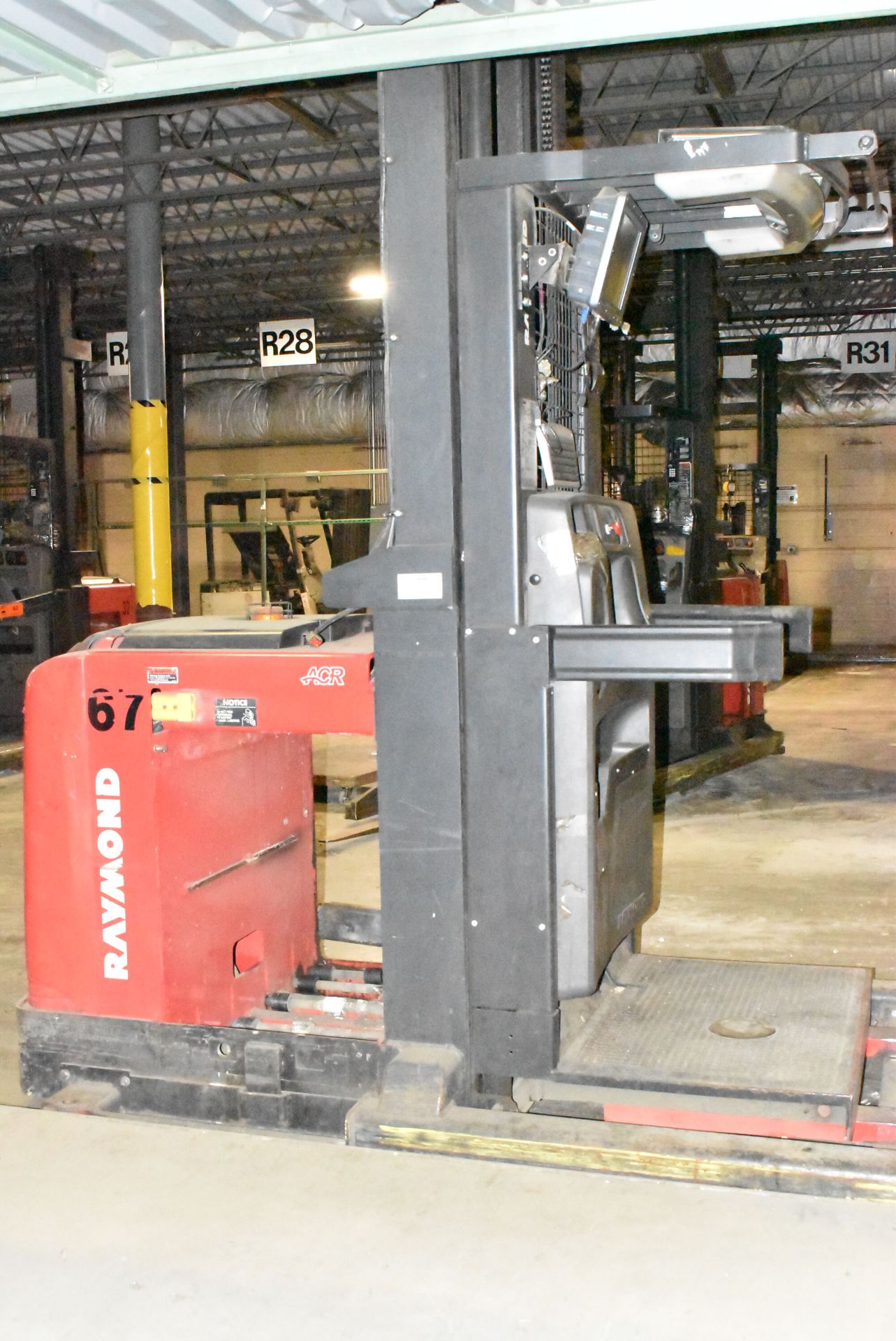 RAYMOND (2014) 560-OPC30TT 1,700 LB. CAPACITY 36V ELECTRIC ORDER PICKER WITH 330" MAX. LIFT - Image 2 of 9