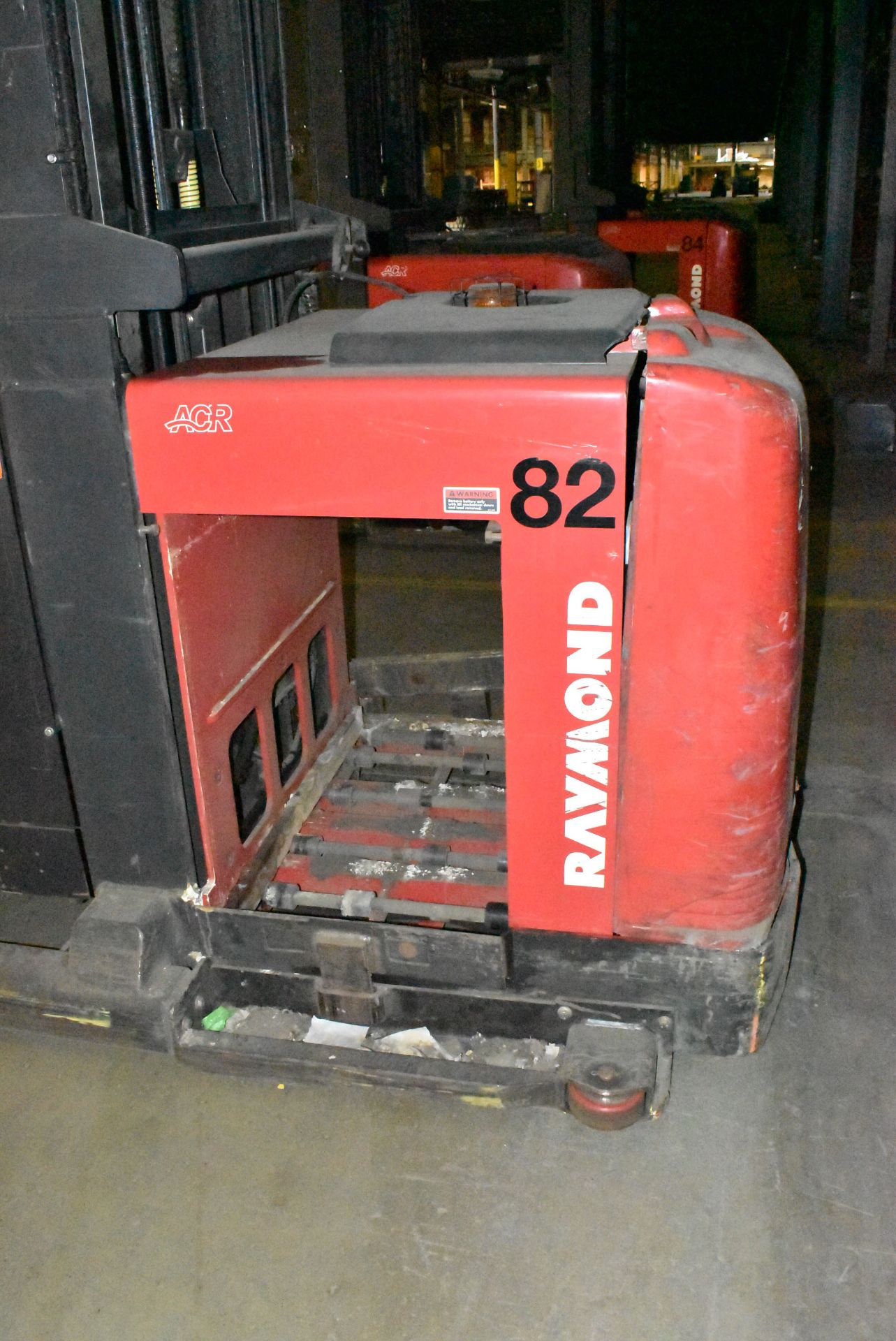 RAYMOND (2015) 560-OPC30TT 1,700 LB. CAPACITY 36V ELECTRIC ORDER PICKER WITH 330" MAX. LIFT - Image 4 of 9