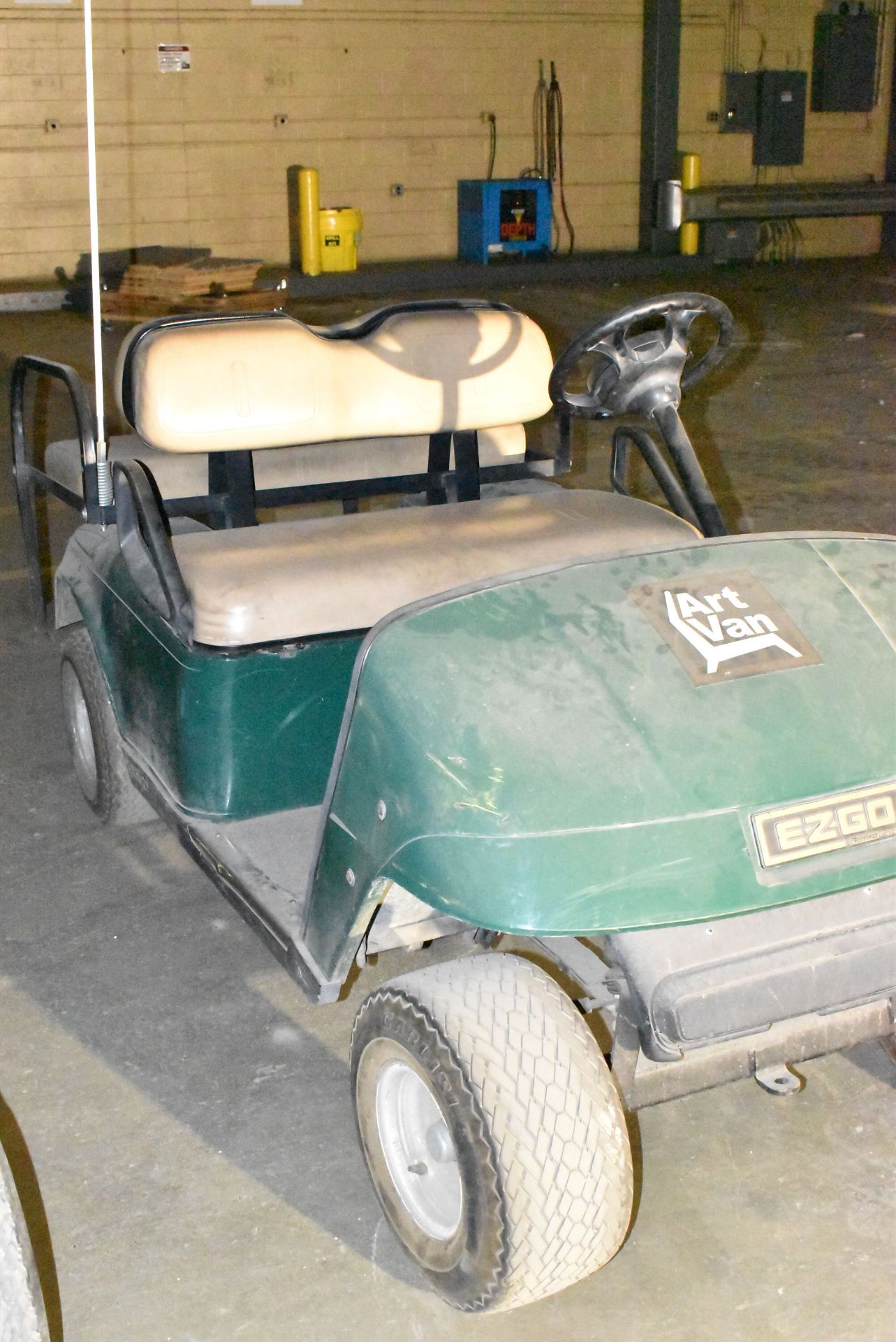 EZ-GO H202 ELECTRIC GOLF CART WITH REAR-FACING BENCH, S/N: N/A [RIGGING FEE FOR LOT #76 - $50 USD - Image 4 of 4