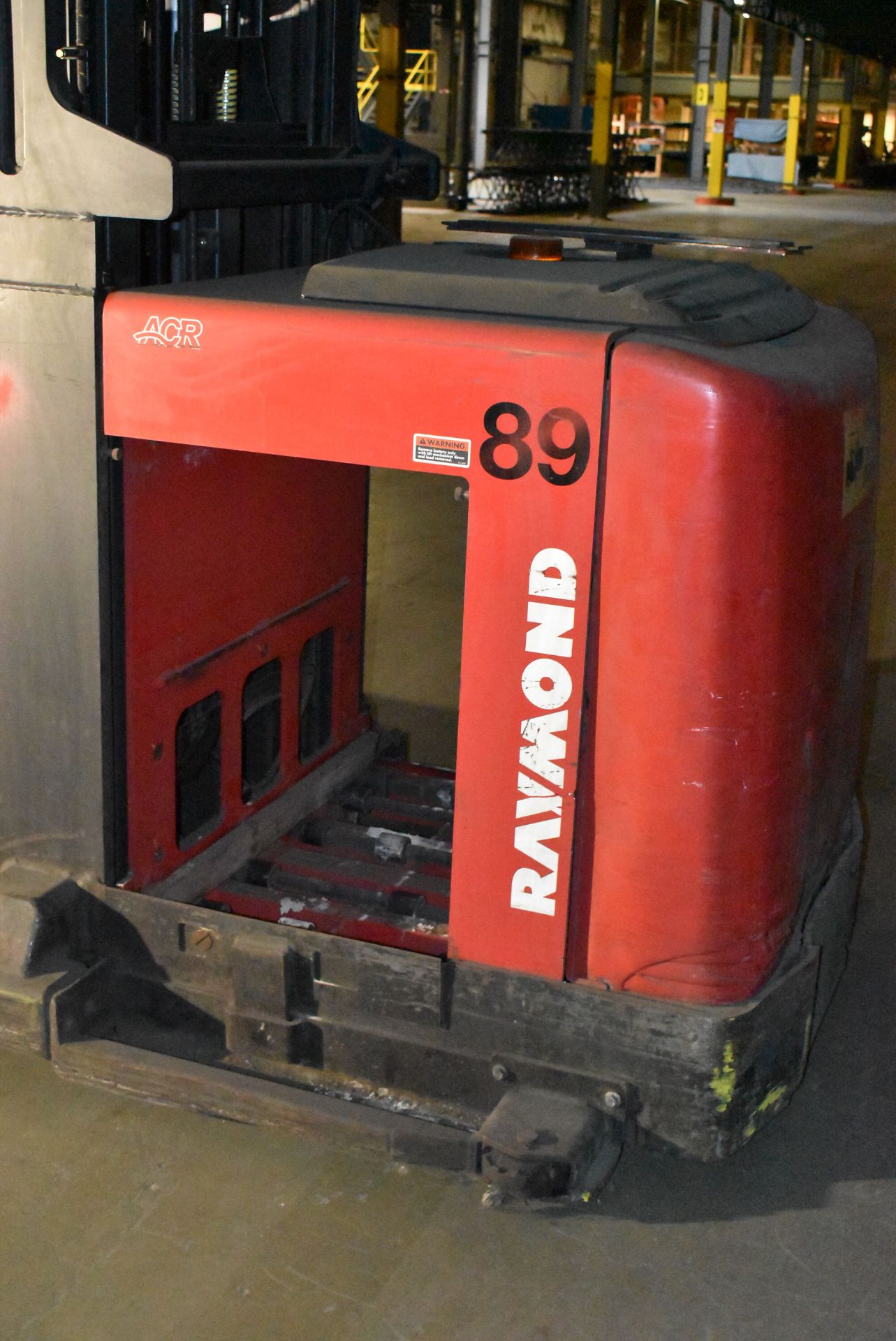 RAYMOND (2016) 560-OPC30TT 1,700 LB. CAPACITY 36V ELECTRIC ORDER PICKER WITH 330" MAX. LIFT - Image 7 of 9