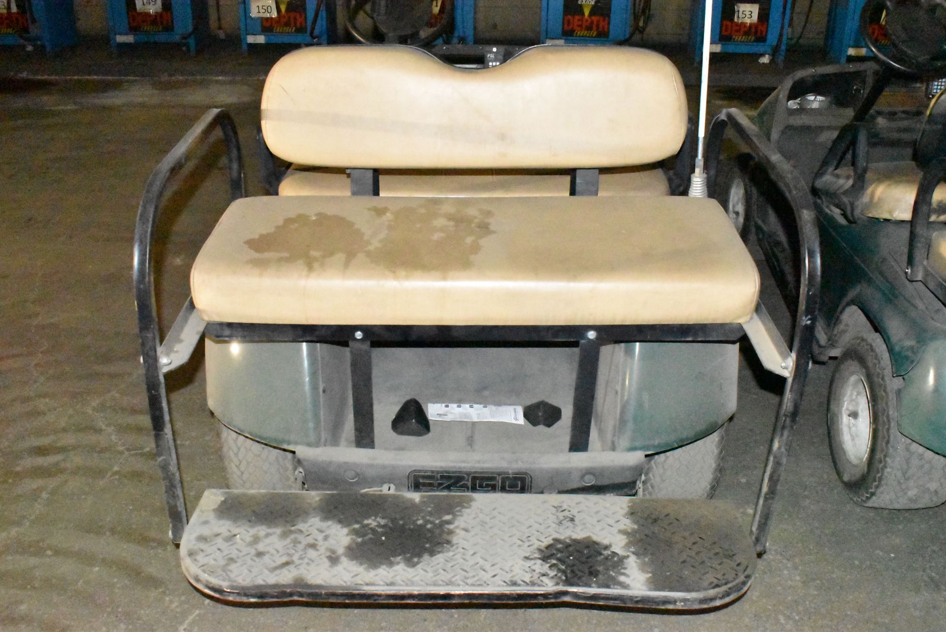 EZ-GO H202 ELECTRIC GOLF CART WITH REAR-FACING BENCH, S/N: N/A [RIGGING FEE FOR LOT #76 - $50 USD - Image 2 of 4