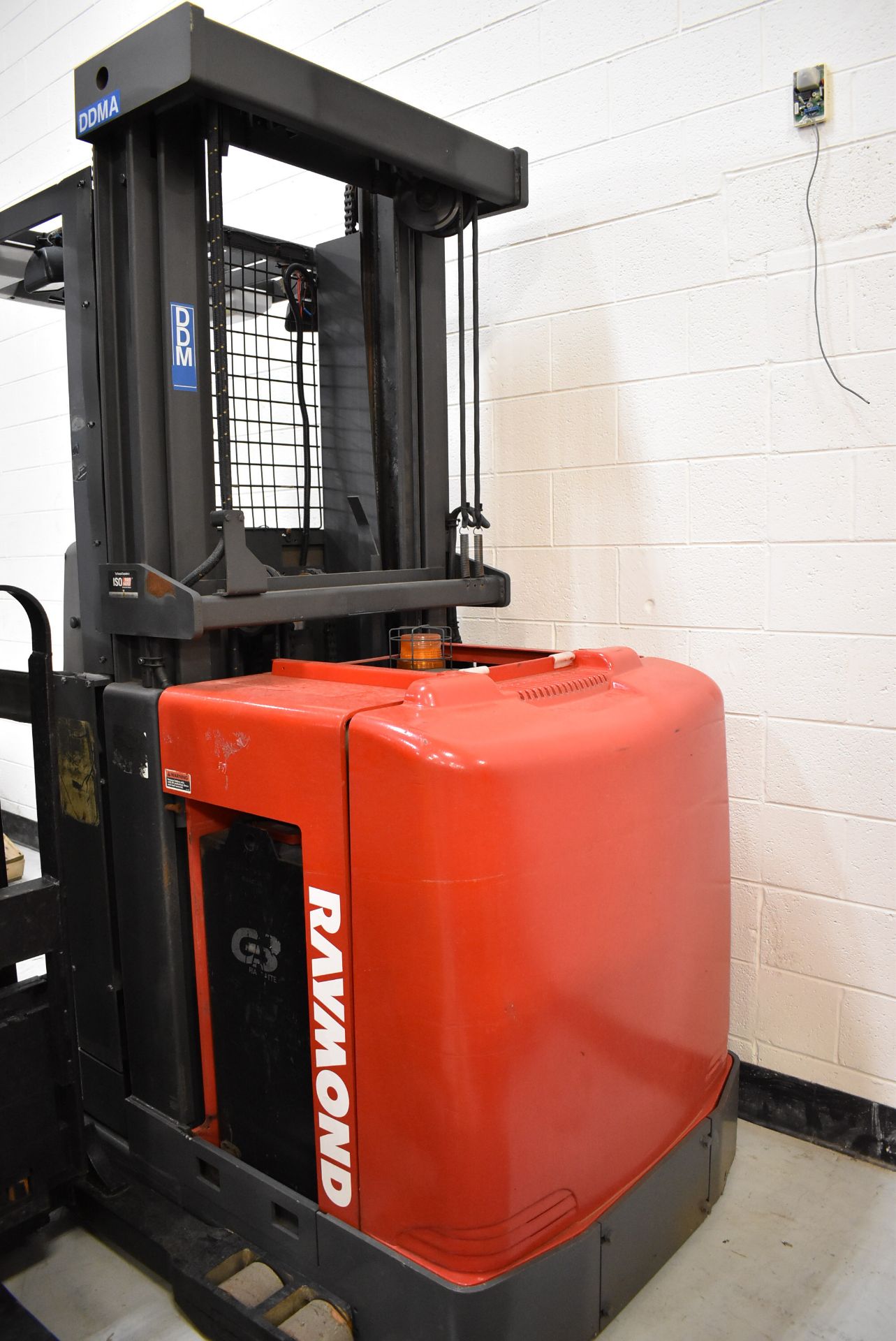 RAYMOND (2005) EASI-OPC30TT 3,000 LB. CAPACITY 24V ELECTRIC ORDER PICKER WITH 204" MAX. LIFT HEIGHT, - Image 2 of 5