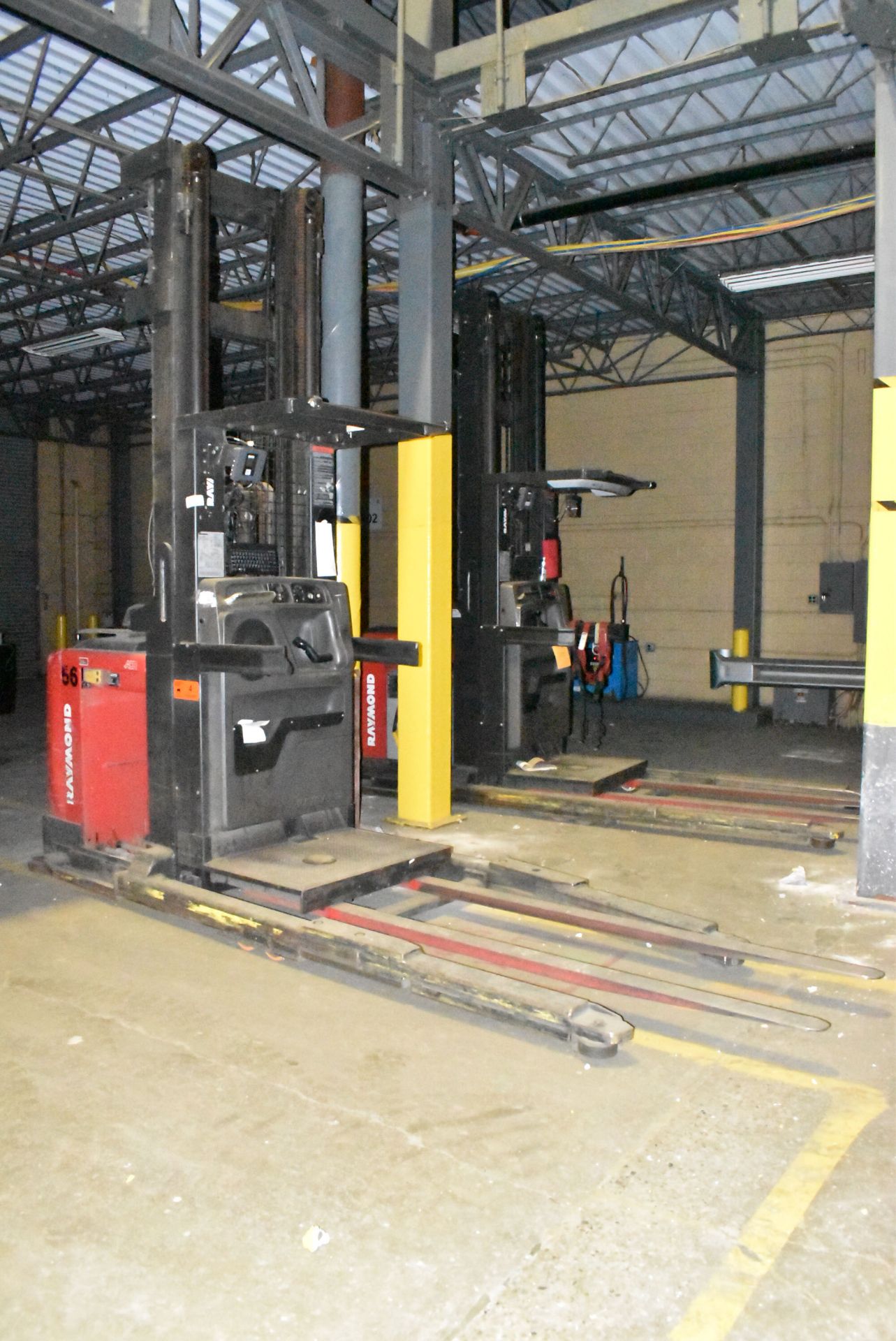 RAYMOND (2014) 560-OPC30TT 1,700 LB. CAPACITY 36V ELECTRIC ORDER PICKER WITH 330" MAX. LIFT