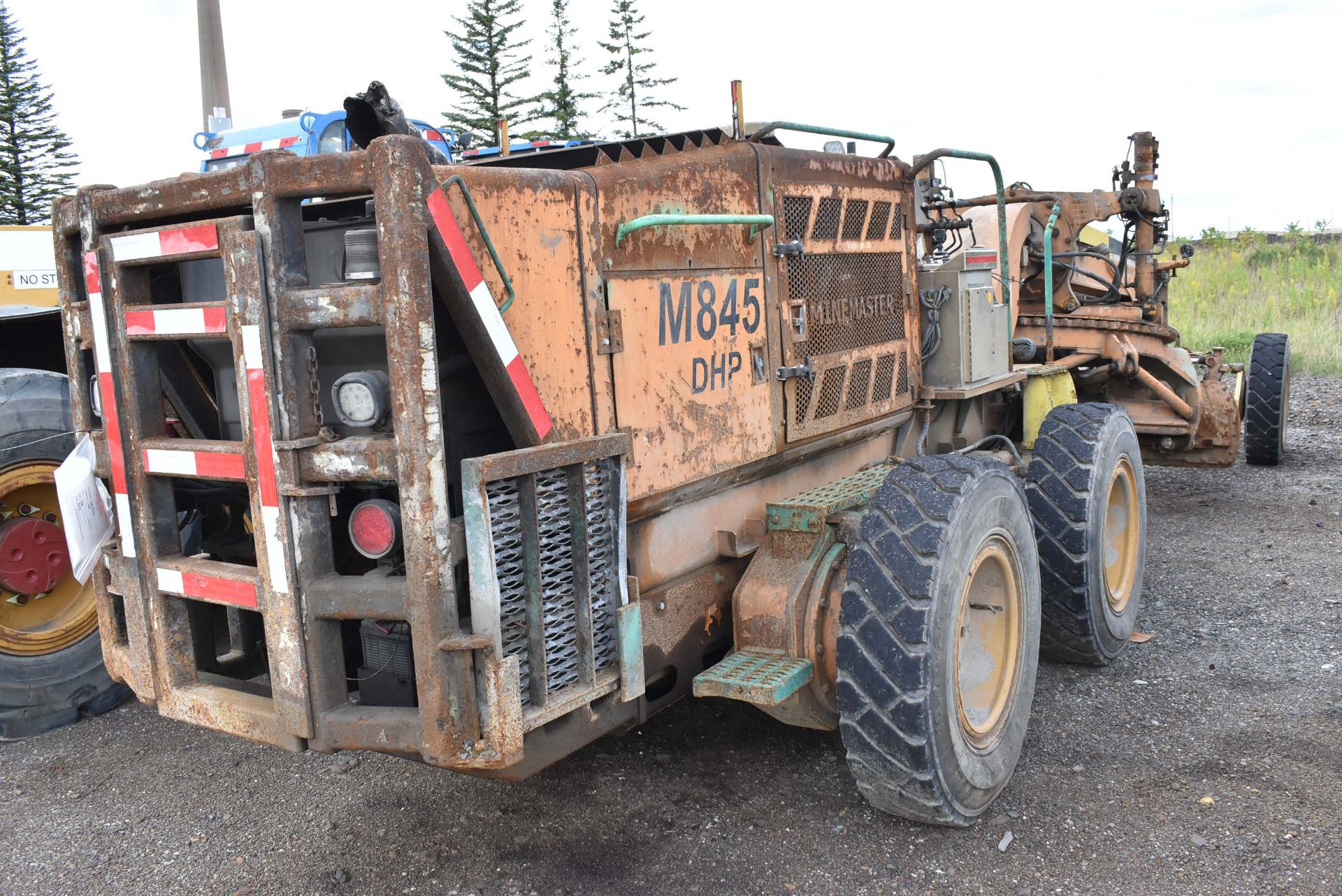 CASE M845 DHP MINE MASTER GRADER WITH CUMMINS DIESEL ENGINE, 142" BLADE, (3) PALLETS OF SPARE PARTS, - Image 5 of 37