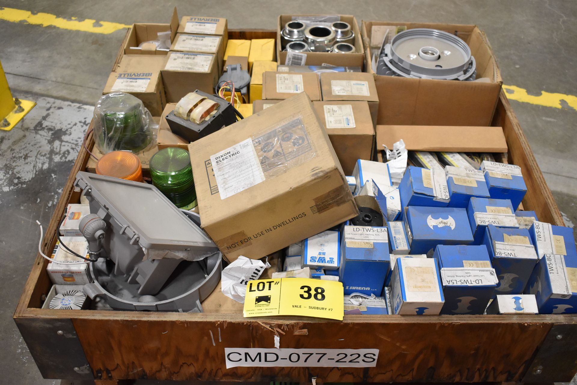 LOT/ SKID WITH ELECTRICAL EQUIPMENT & COMPONENTS - INCLUDING LIGHT FIXTURES, CONNECTORS, BALLASTS,