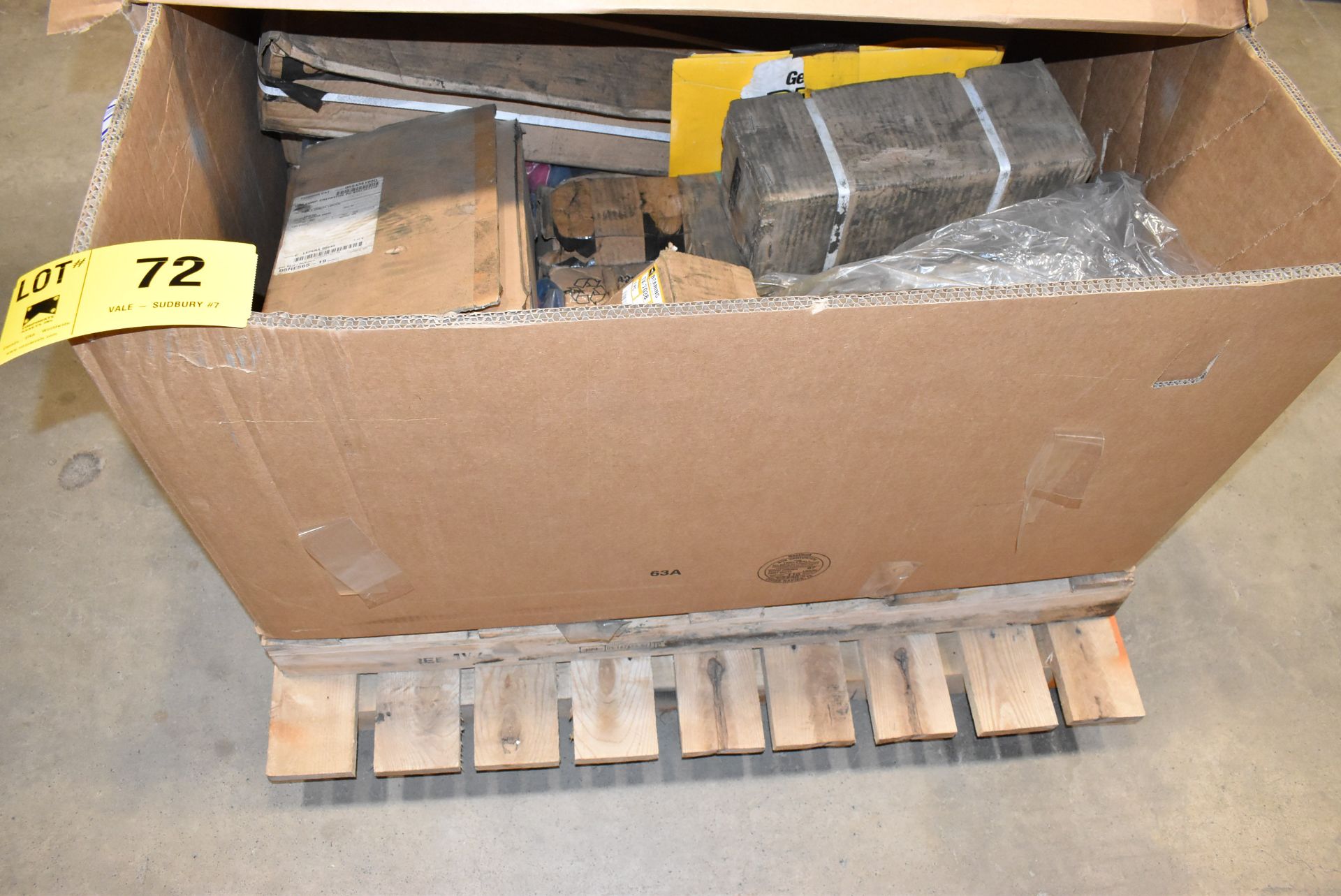 LOT/ SKID WITH CATERPILLAR SCOOP PARTS - INCLUDING FILTERS, BEARINGS, COLLETS, SHIMS, VENT (CMD