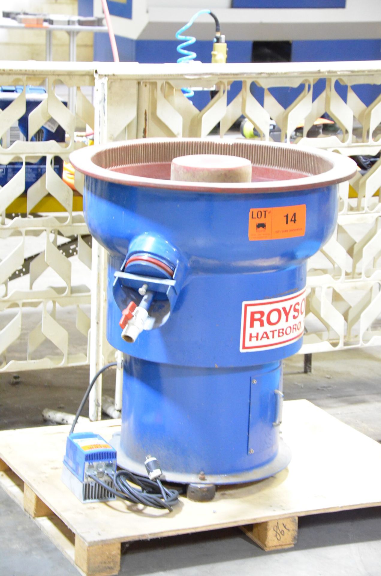 ROYSON 1.5CVT VIBRATORY BOWL FINISHER WITH 1.5 CU/FT WORKING CAPACITY, 8.5" CHANNEL WIDTH, 30" O.D., - Image 2 of 6