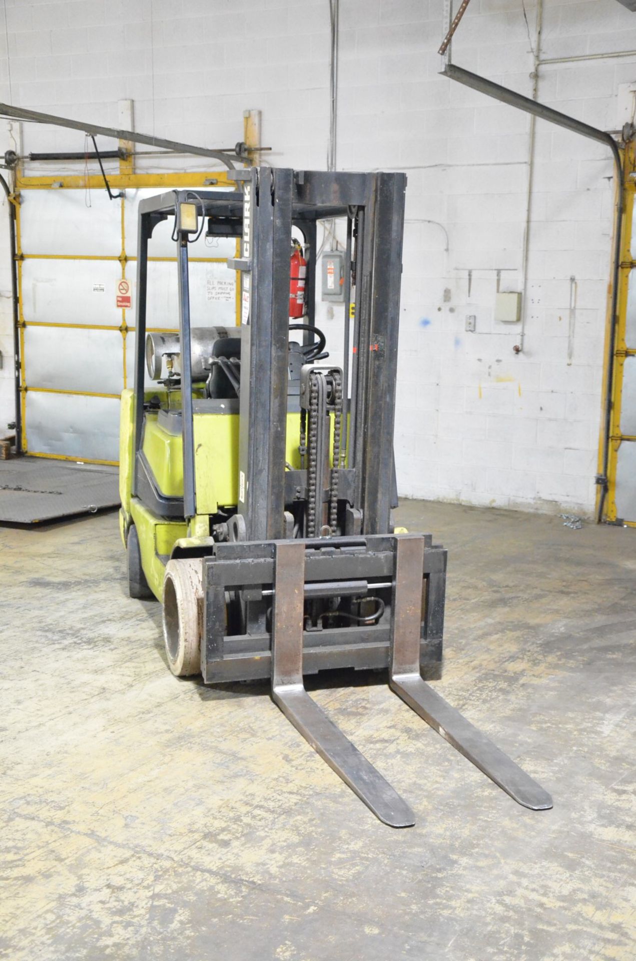CLARK CGC32 5,900 LB. CAPACITY LPG FORKLIFT WITH 189" MAX. LIFT HEIGHT, 2-STAGE MAST, SIDE SHIFT, - Image 5 of 7
