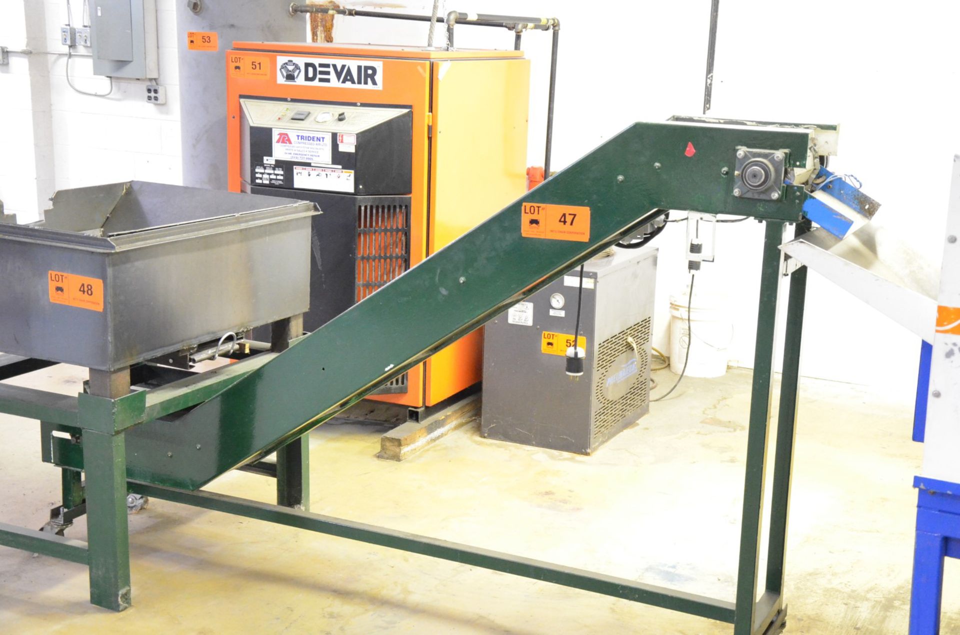 MFG. UNKNOWN 105"X10" POWERED INCLINE CLEAT CONVEYOR WITH MCU JSCC DIGITAL CONTROL, S/N: N/A