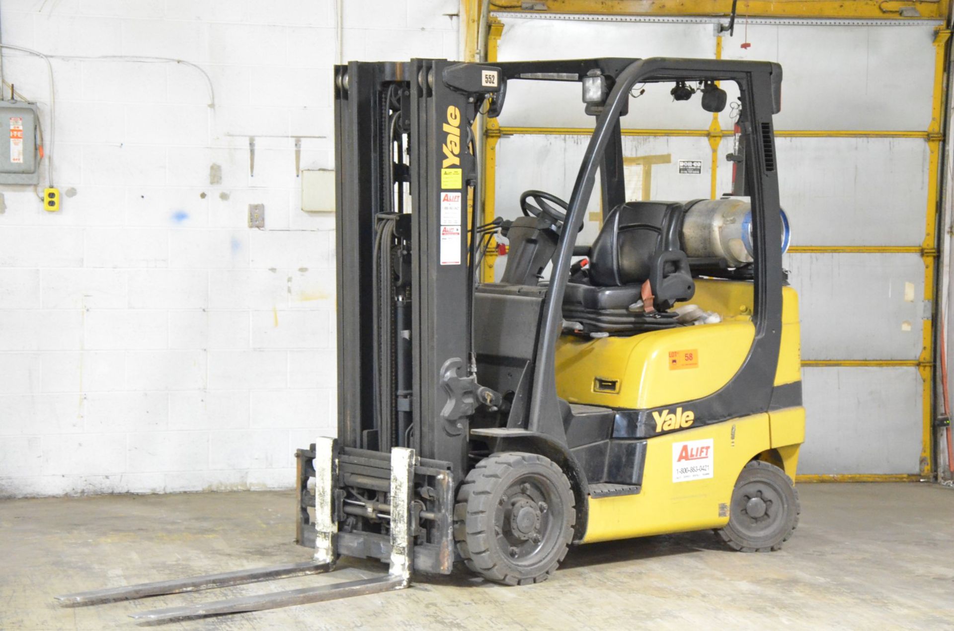 YALE (2014) GLC050VXNVSE083 4,800 LB. CAPACITY LPG FORKLIFT WITH 189" MAX. LIFT HEIGHT, 3-STAGE - Image 3 of 8