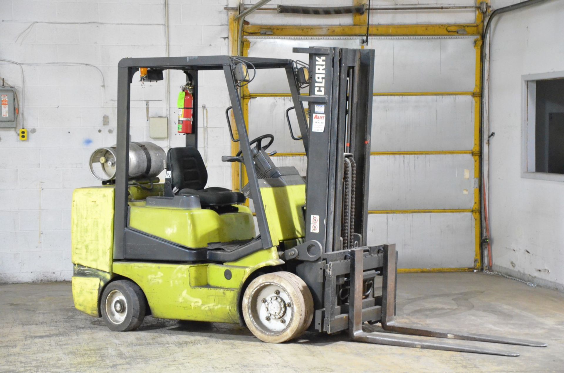 CLARK CGC32 5,900 LB. CAPACITY LPG FORKLIFT WITH 189" MAX. LIFT HEIGHT, 2-STAGE MAST, SIDE SHIFT, - Image 3 of 7