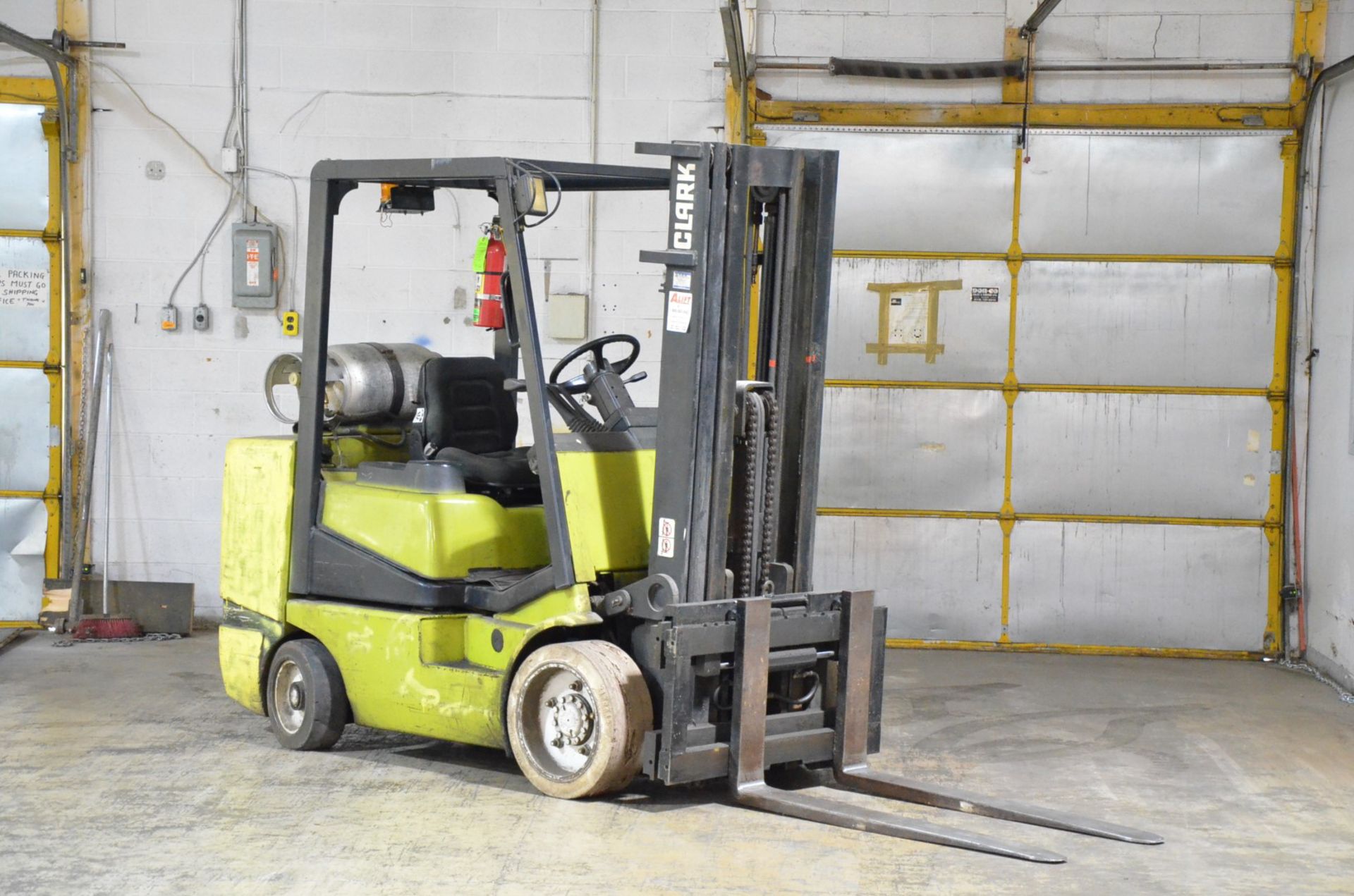 CLARK CGC32 5,900 LB. CAPACITY LPG FORKLIFT WITH 189" MAX. LIFT HEIGHT, 2-STAGE MAST, SIDE SHIFT, - Image 4 of 7